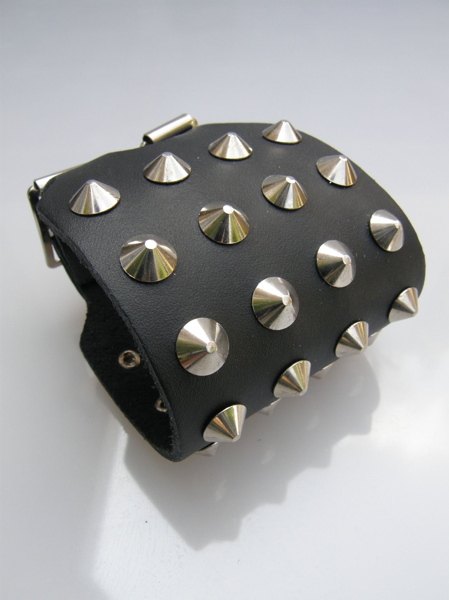 Polsband 4 Row Conical Studs