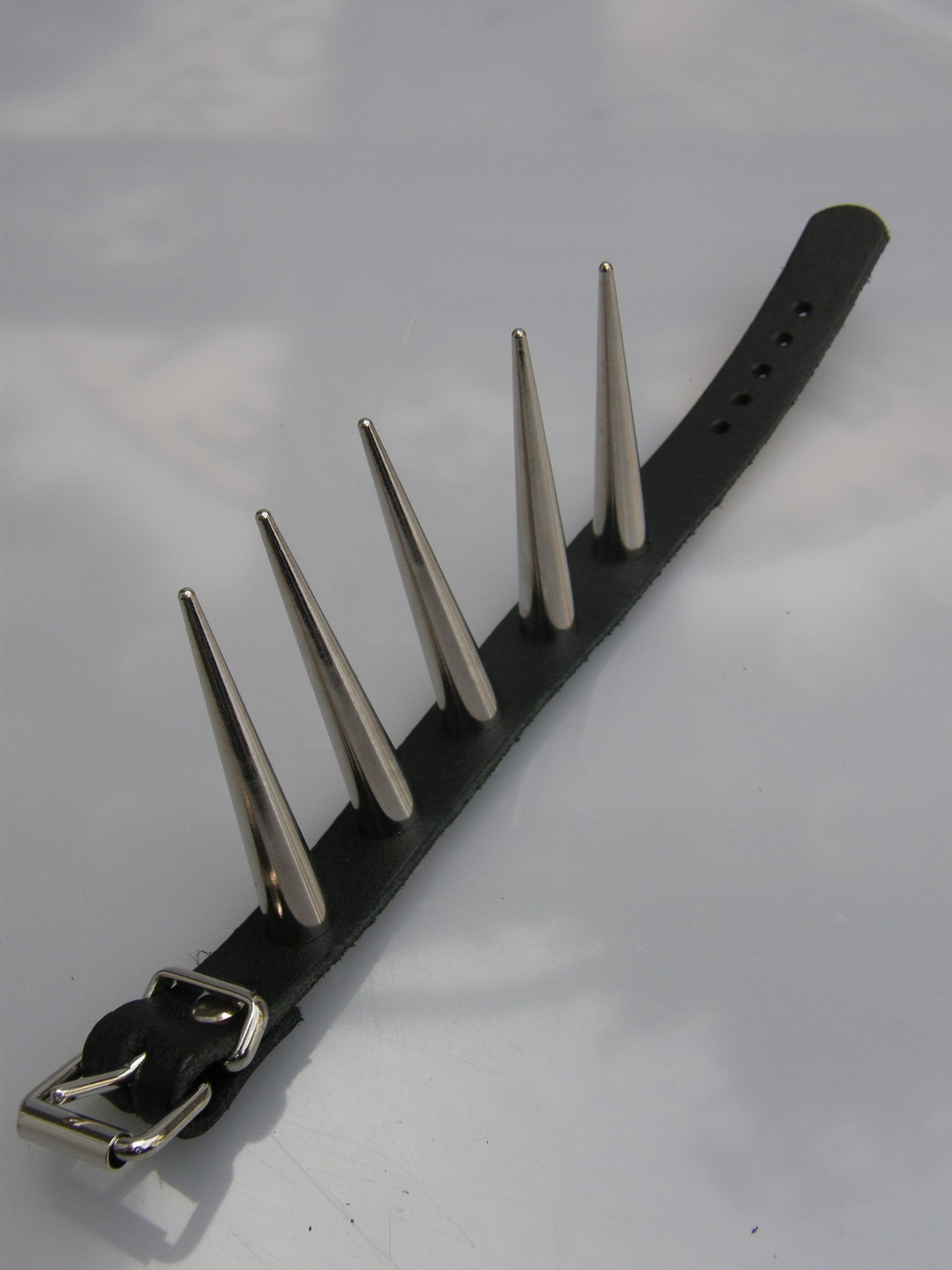 Wristband 1 Row Large Screw Cones