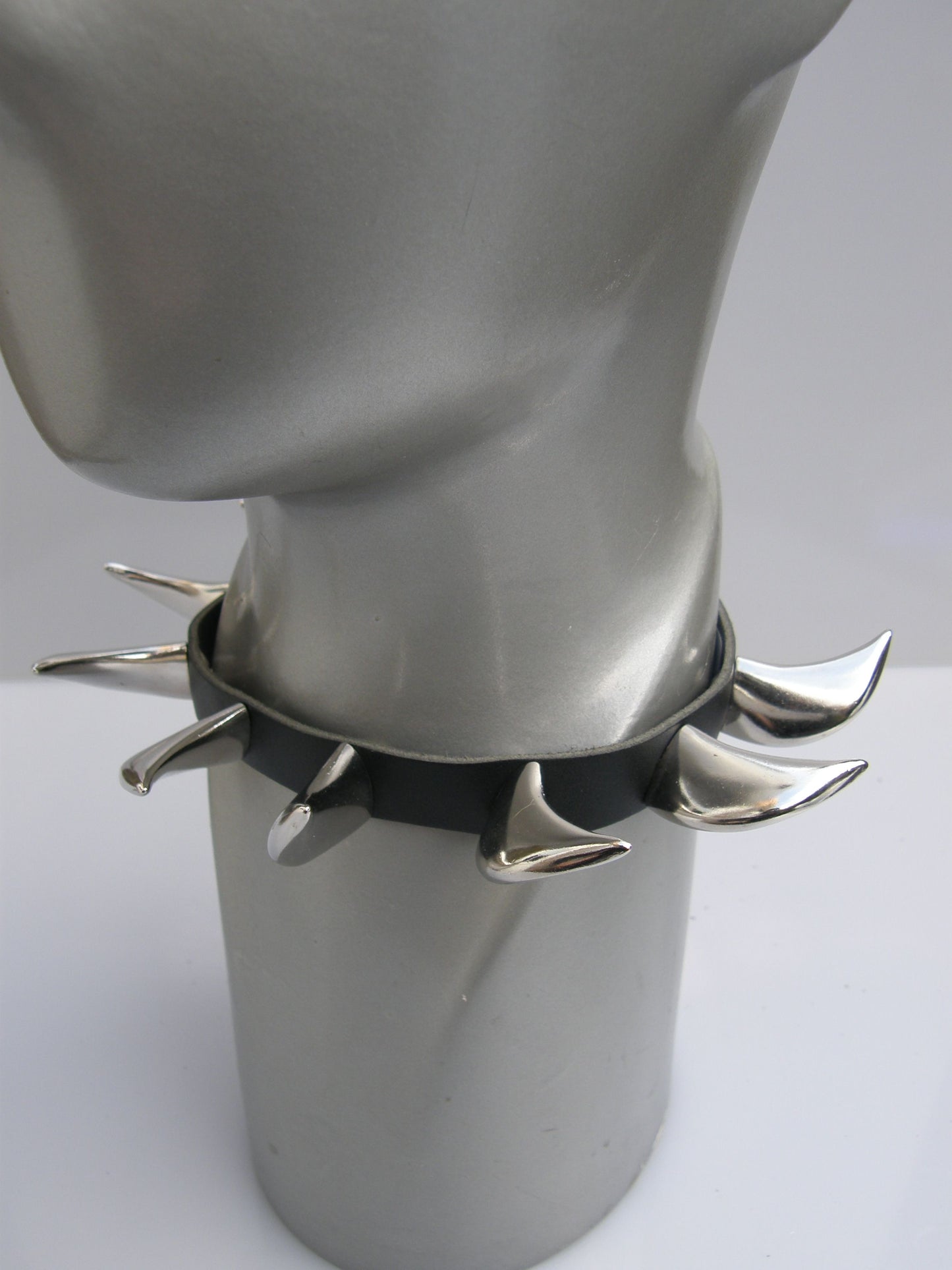 Halsband 18 mm Saber Tooth Studs