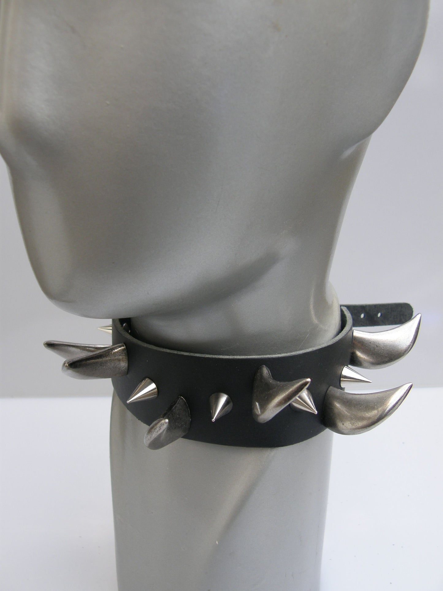 Halsband ZZ Saber & Small Screw Cone Studs
