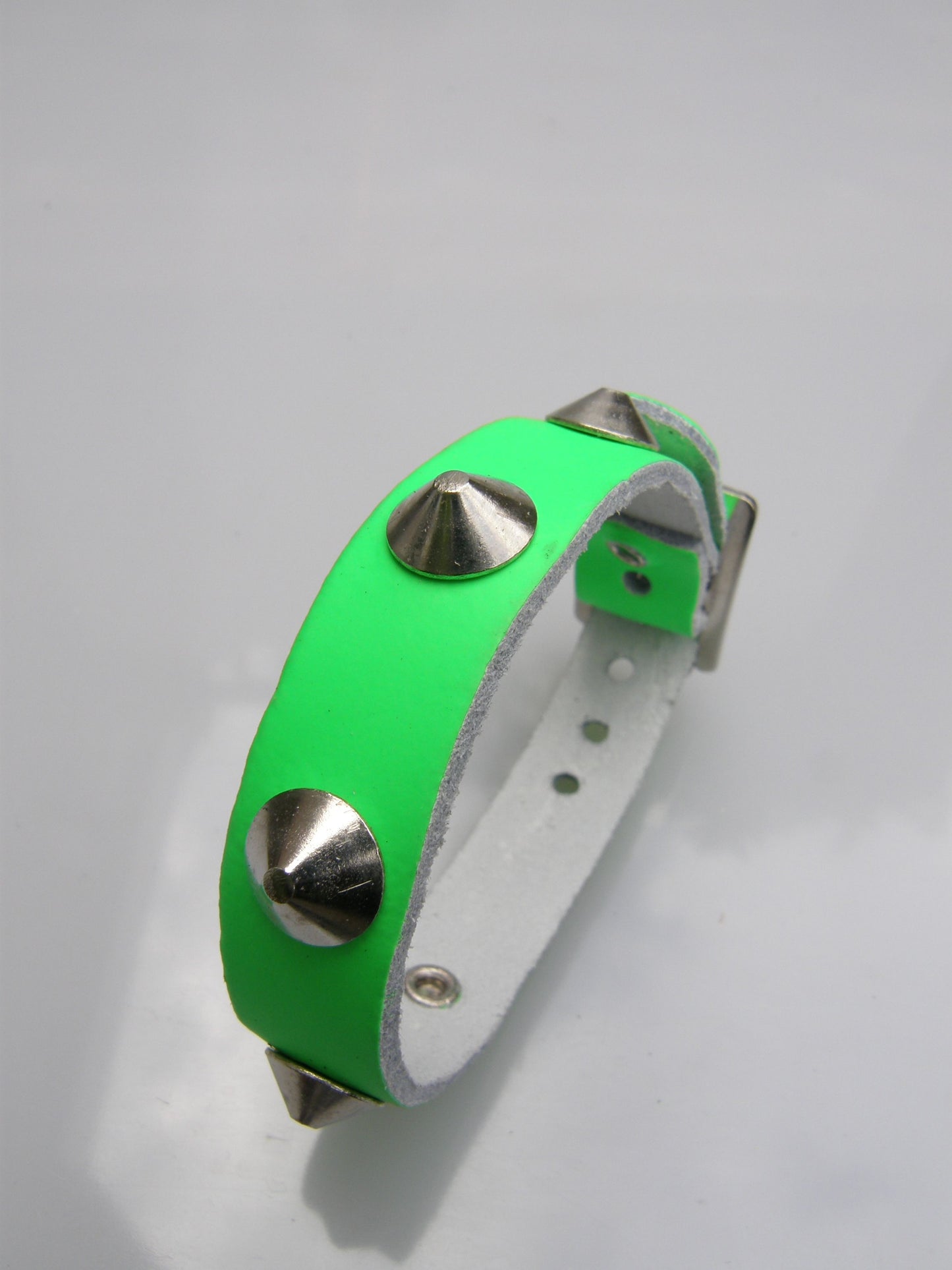 Polsband Fluor Groen 1 Row Conical Studs