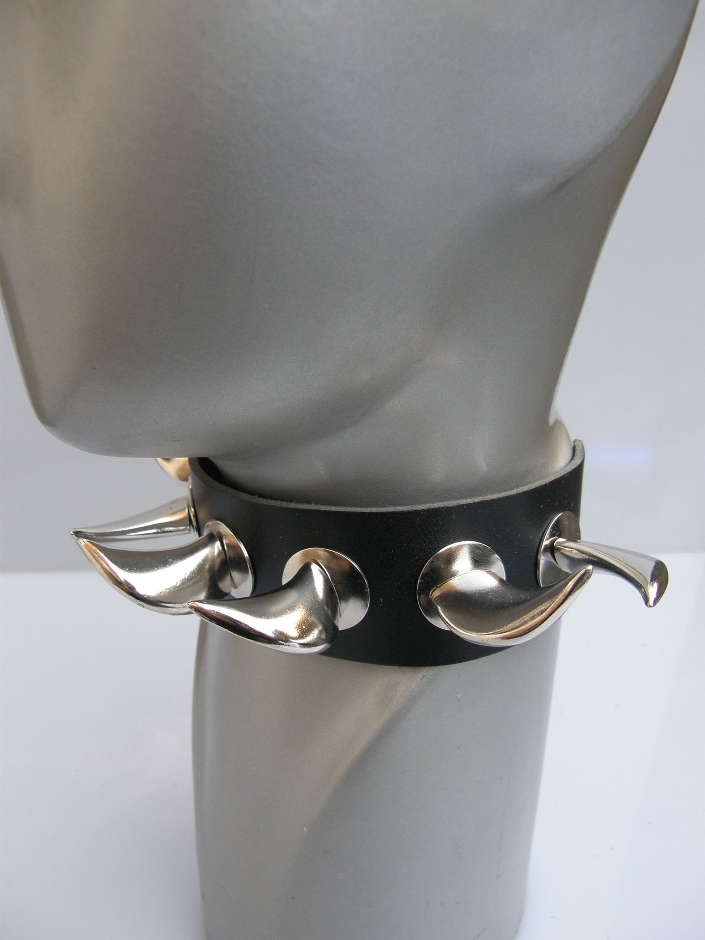 Halsband Saber Tooth Studs & Discs