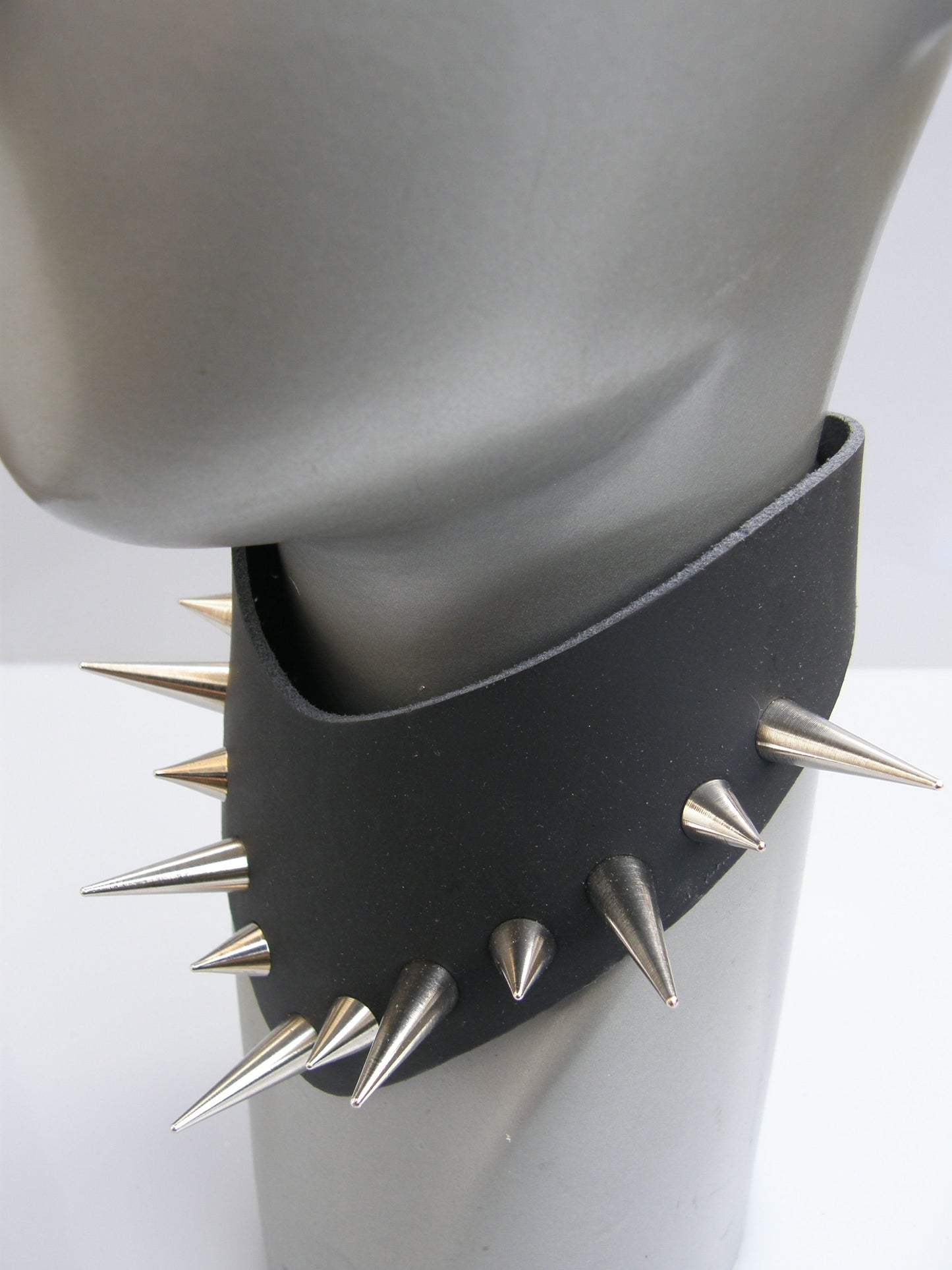 Halsband Bat Screw Cone Studs