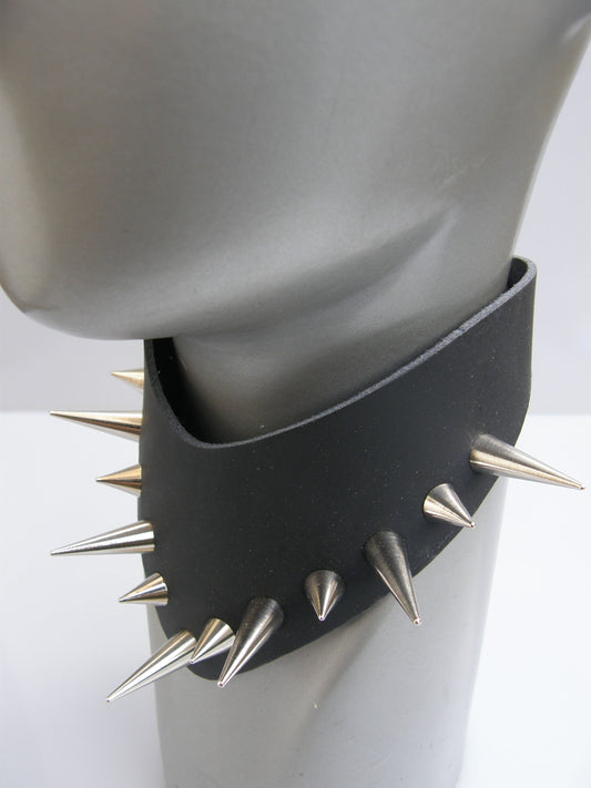 Halsband Bat Screw Cone Studs