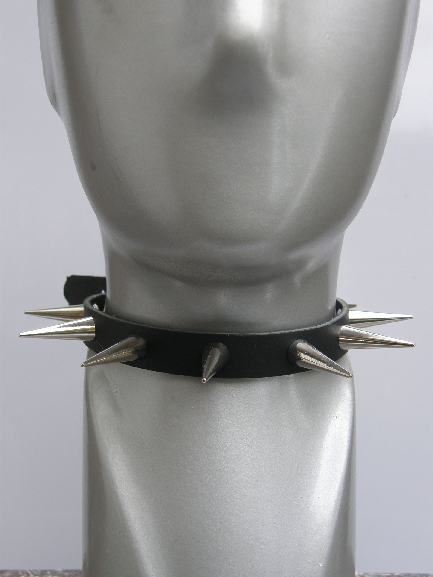 Halsband 1 Row Medium Screw Cone Studs
