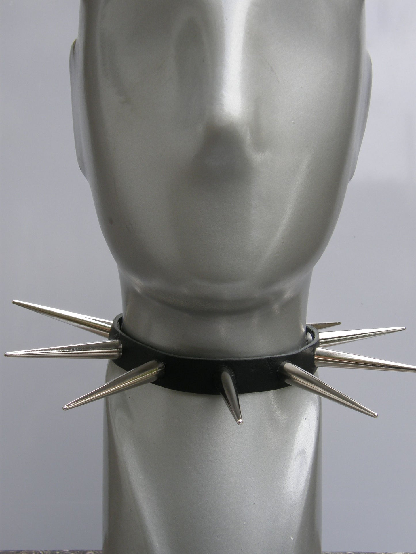 Halsband 1 Row Large Screw Cones