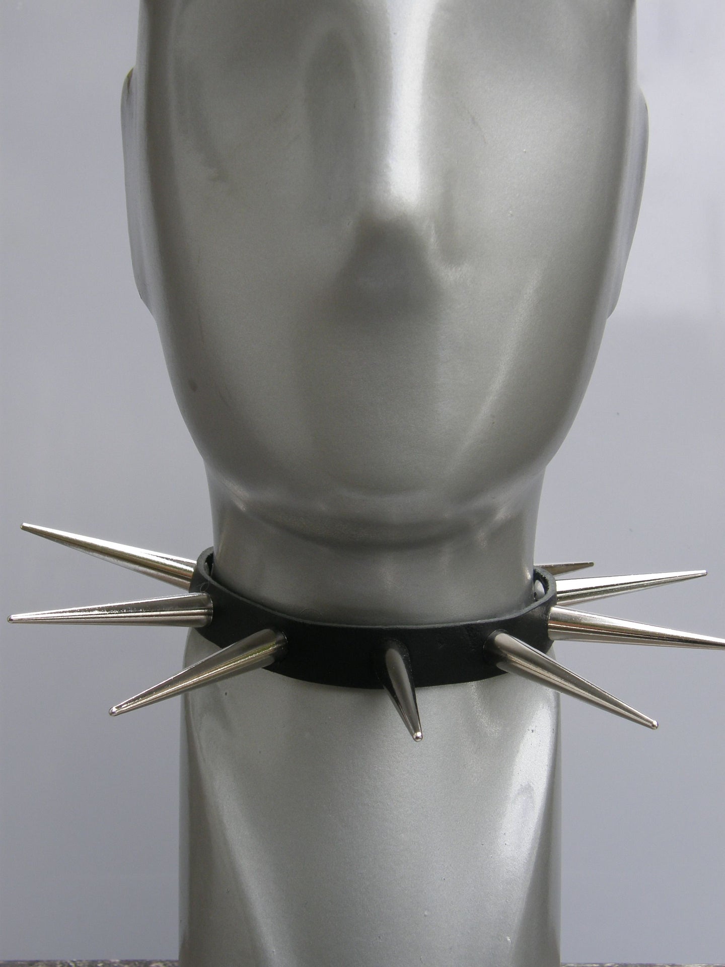 Halsband 1 Row Large Screw Cones