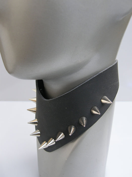 Halsband Bat Small Screw Cones