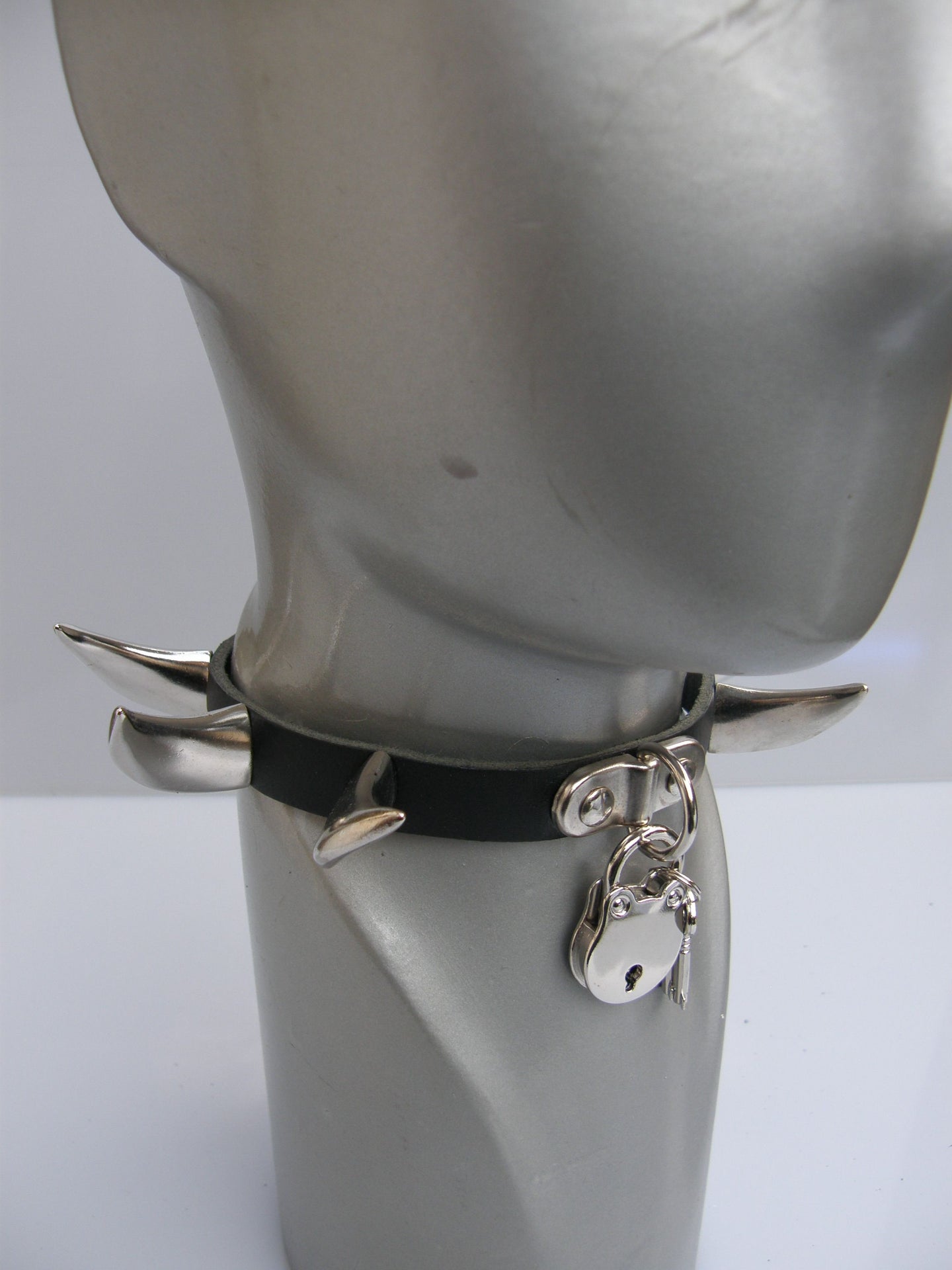 Halsband 18 mm Saber Tooth Studs and Padlock