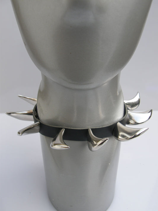 Halsband 18 mm Saber Tooth Studs