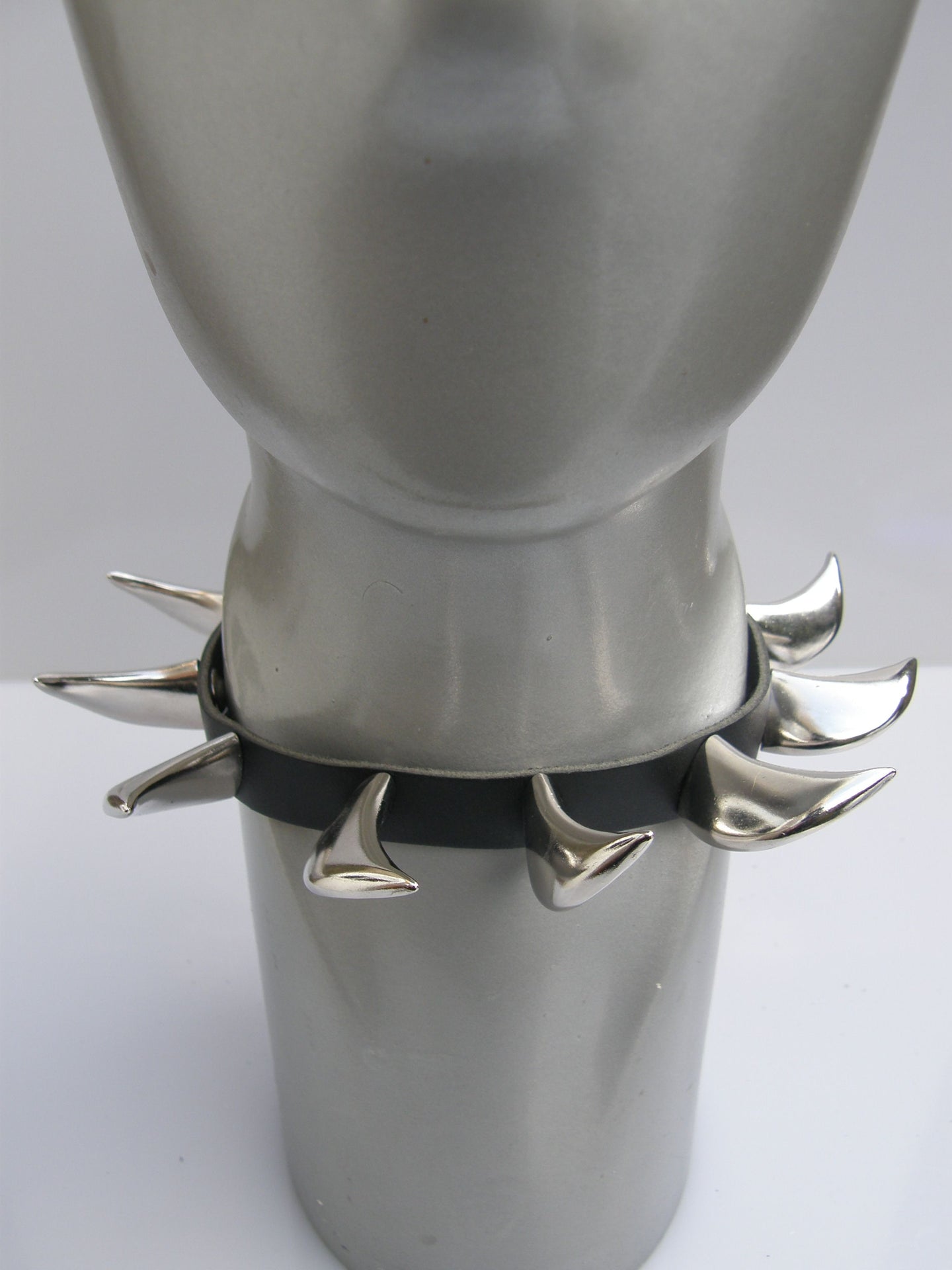 Halsband 18 mm Saber Tooth Studs