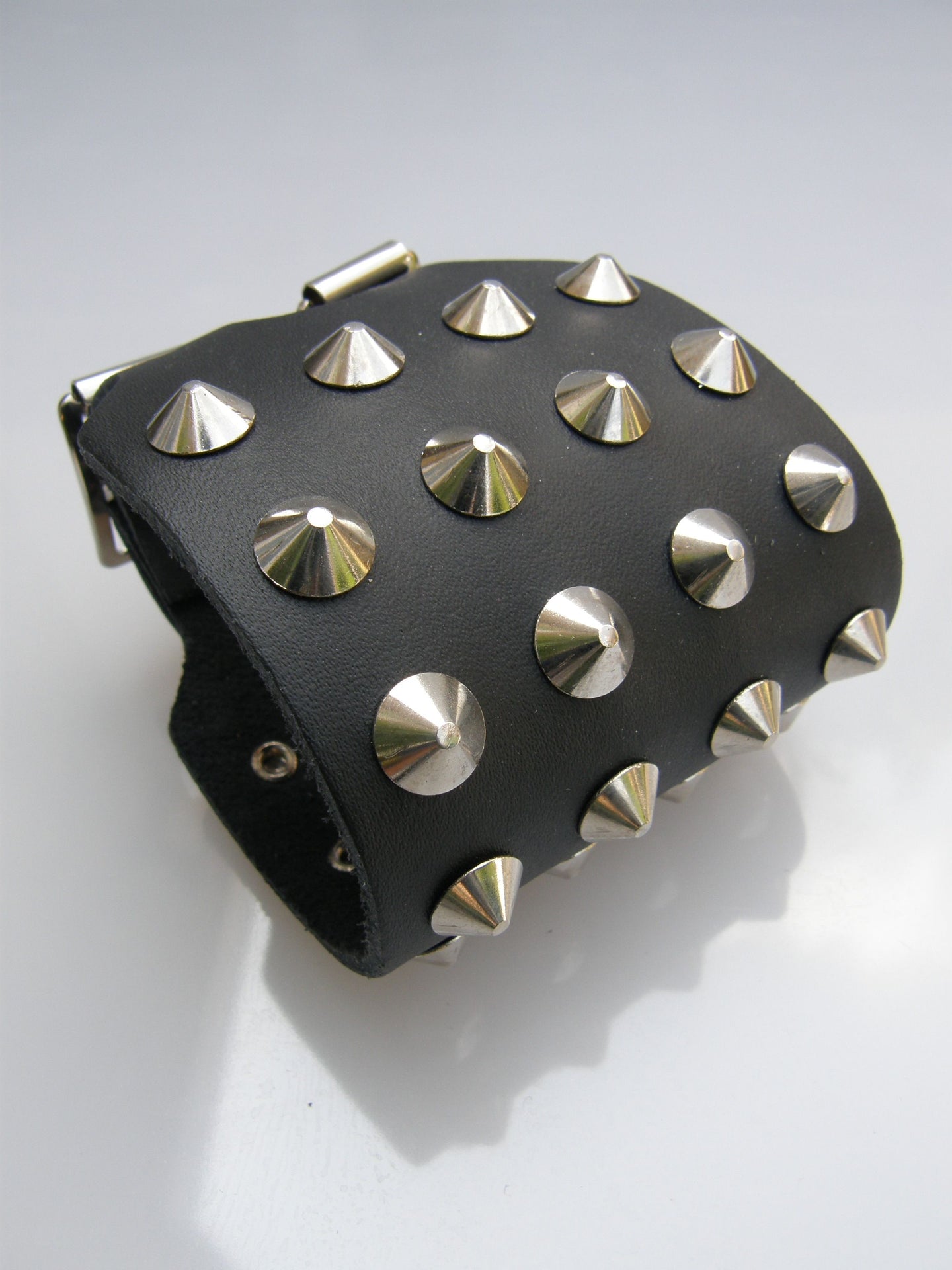Polsband 4 Row Conical Studs
