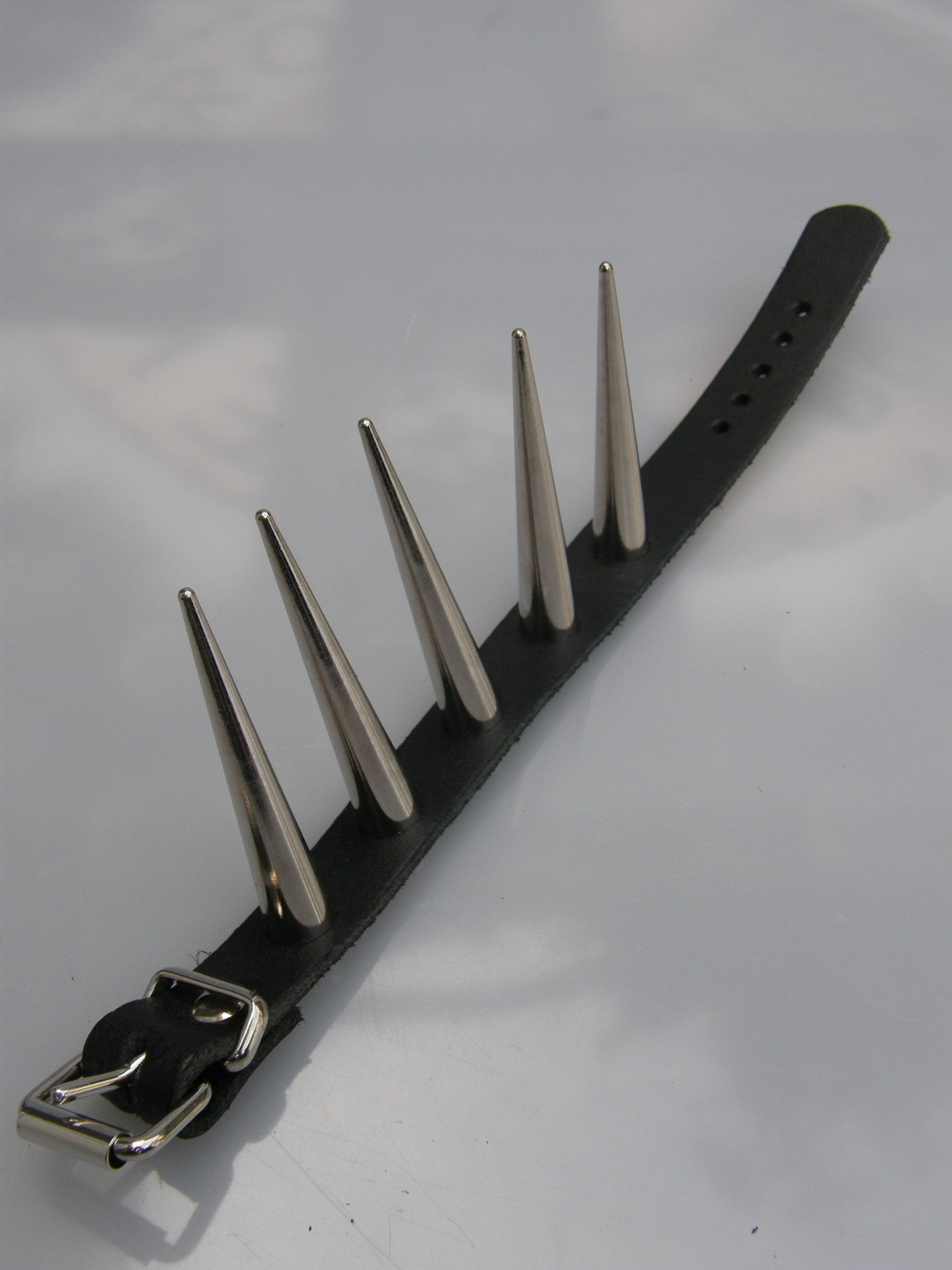 Wristband 1 Row Large Screw Cones