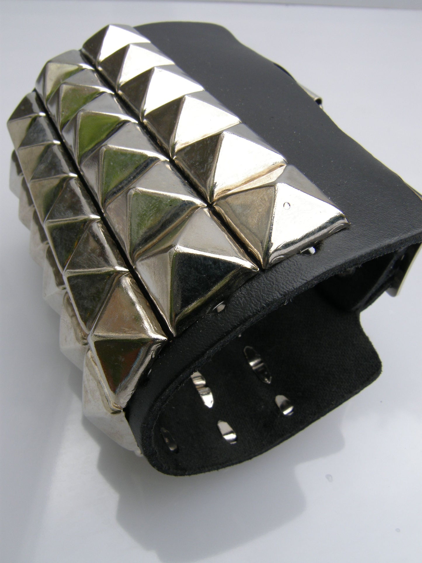 Polsband 6 Row Pyramid Studs