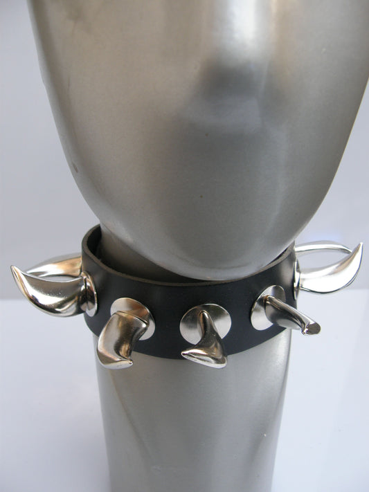 Halsband Saber Tooth Studs & Discs