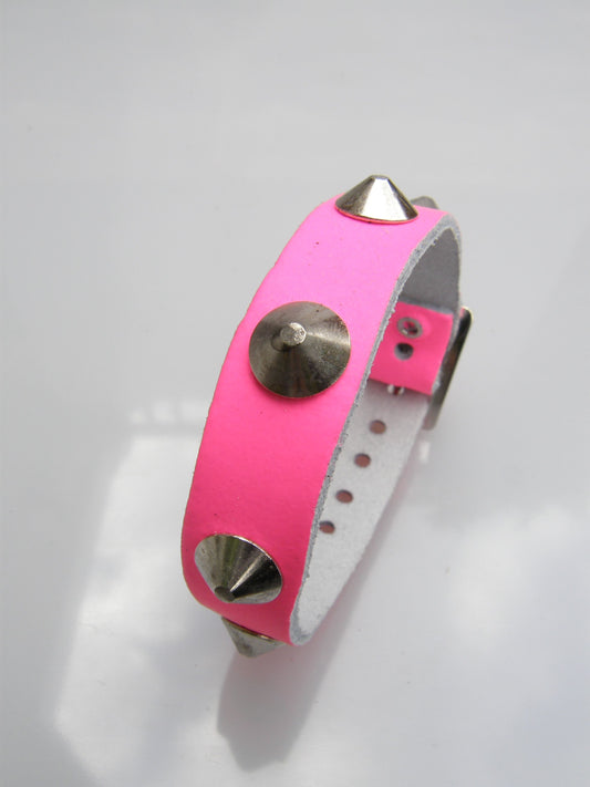 Polsband Fluor Roze 1 Row Conical Studs