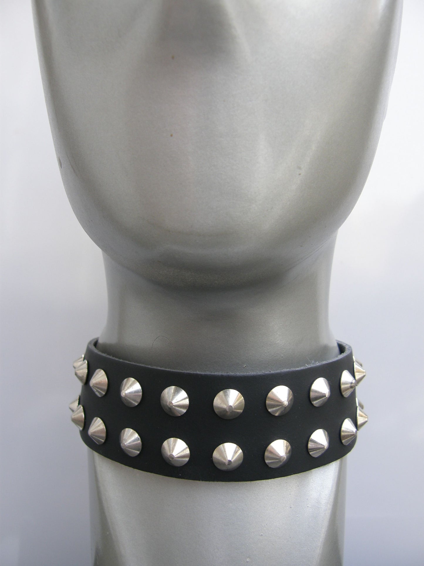 Neckband 2 Row Conical Studs