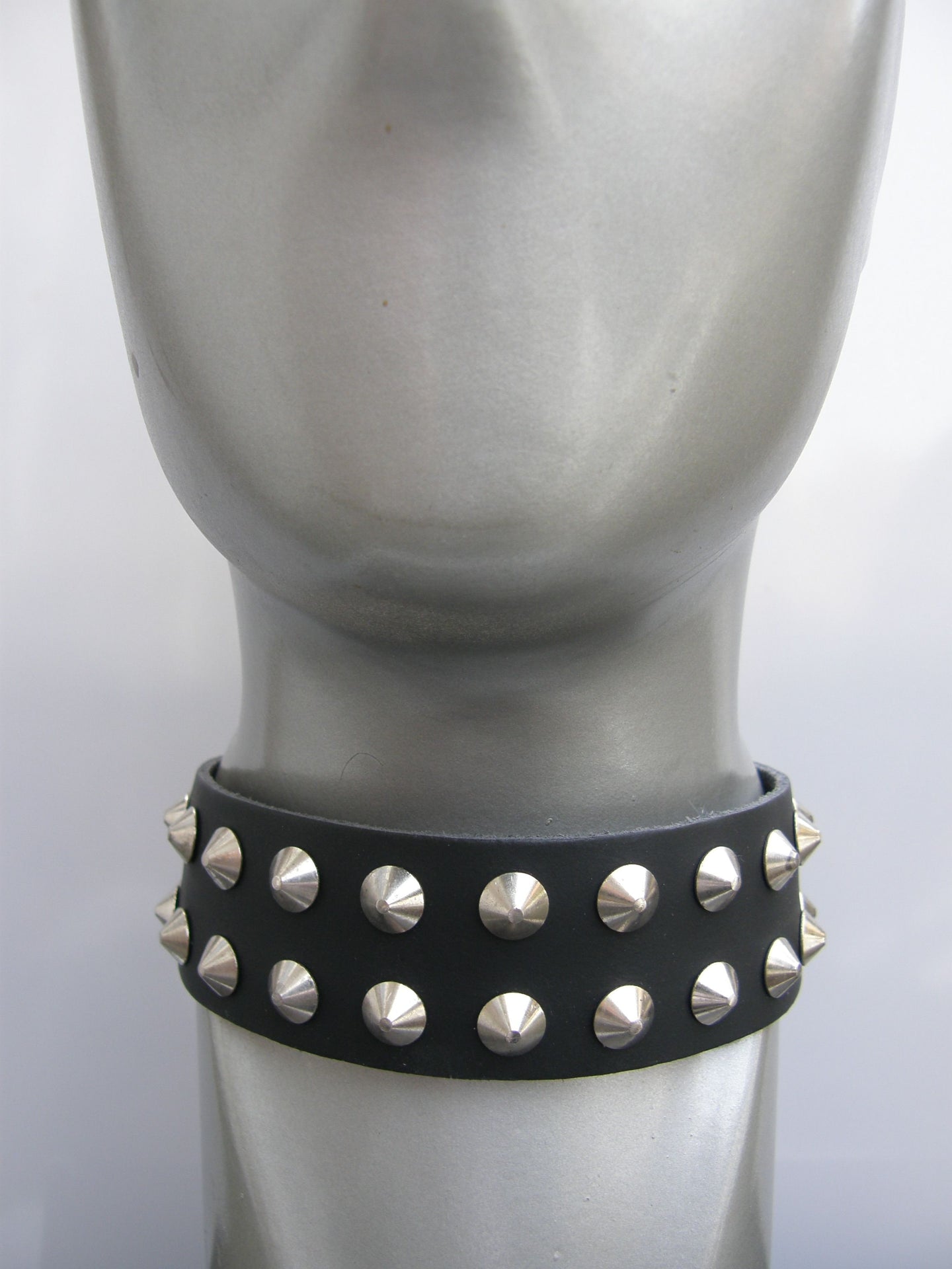 Neckband 2 Row Conical Studs