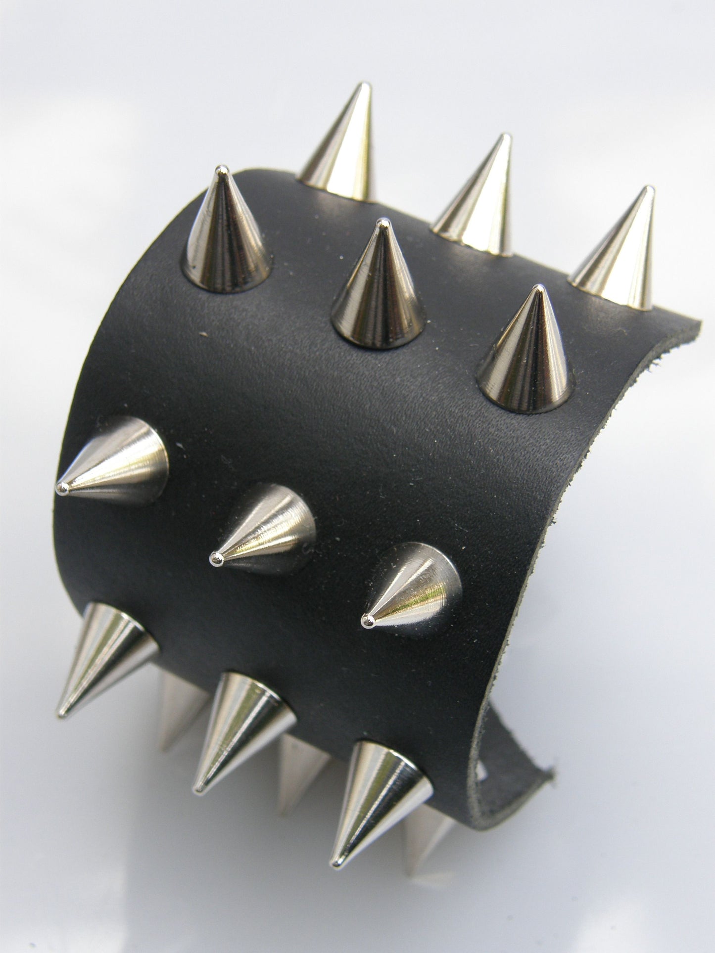 Polsband 3 Row Small Screw Cones