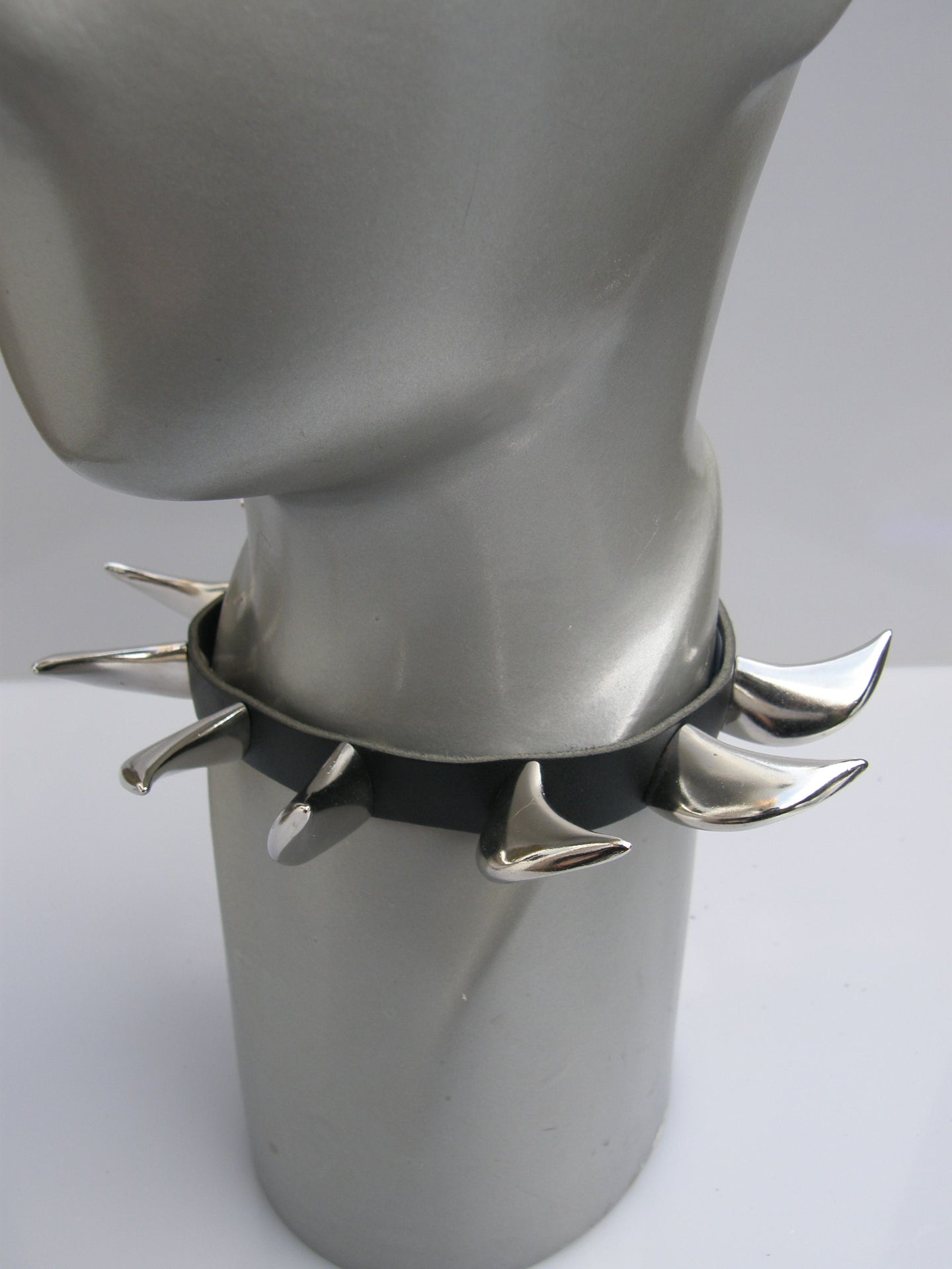 Halsband 18 mm Saber Tooth Studs
