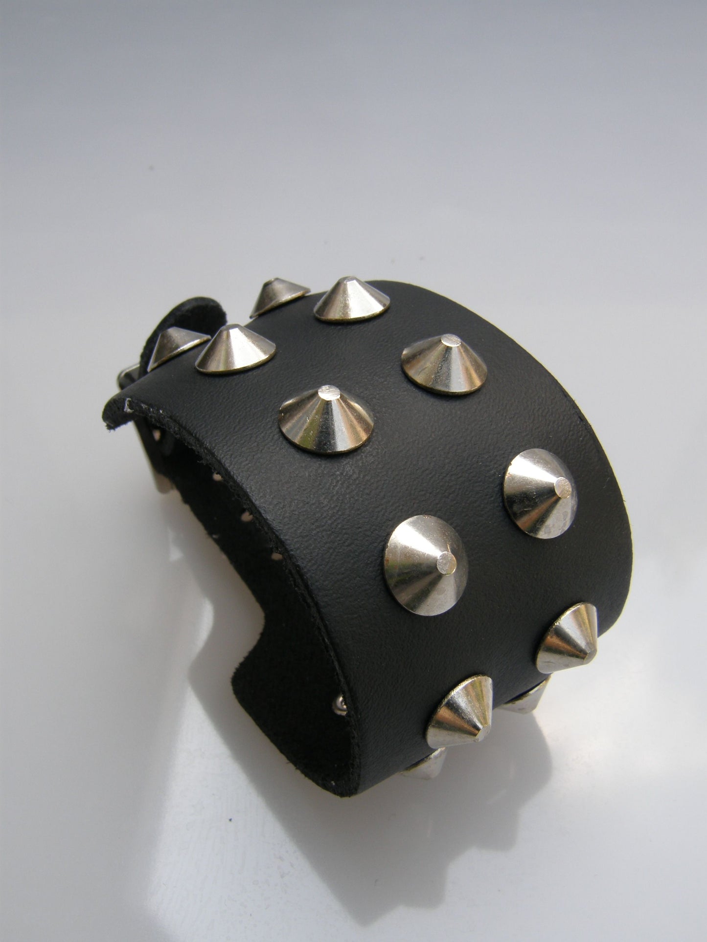Polsband 2 Row Conical Studs