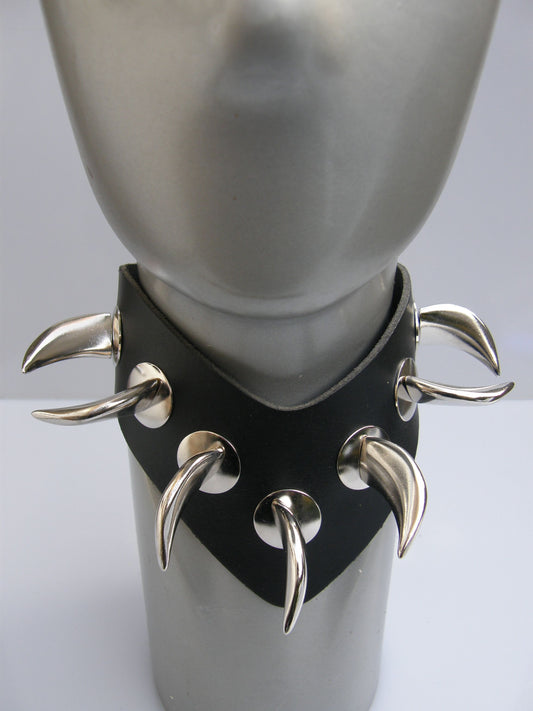Halsband Bat Saber Tooth Studs & Discs