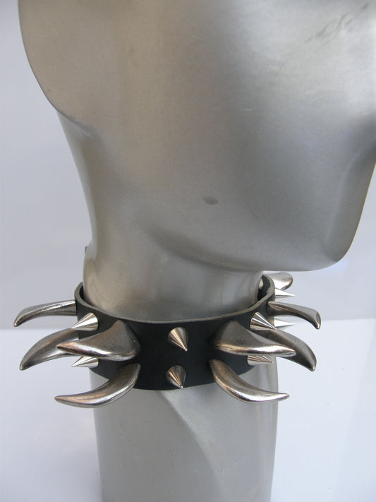 Halsband Saber Tooths & Small Screw Cone Studs