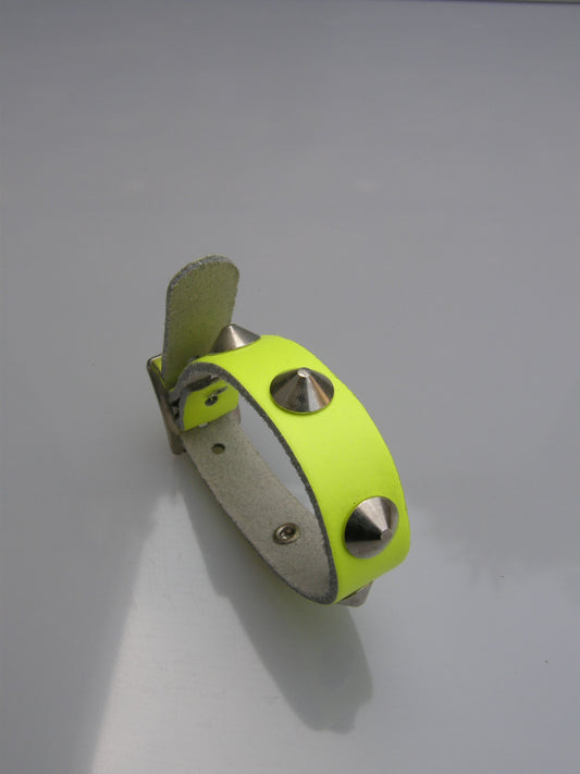 Polsband Fluor Geel 1 Row Conical Studs