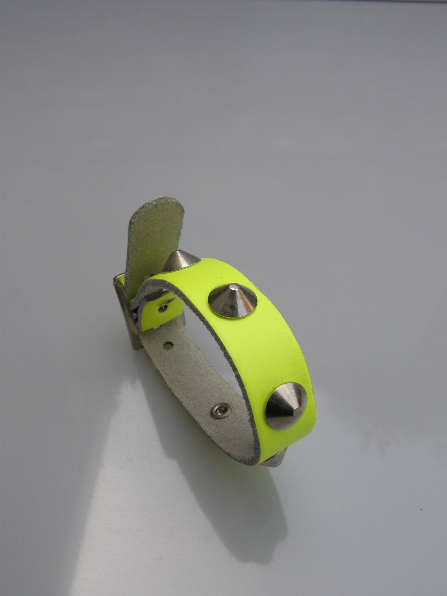 Polsband Fluor Geel 1 Row Conical Studs