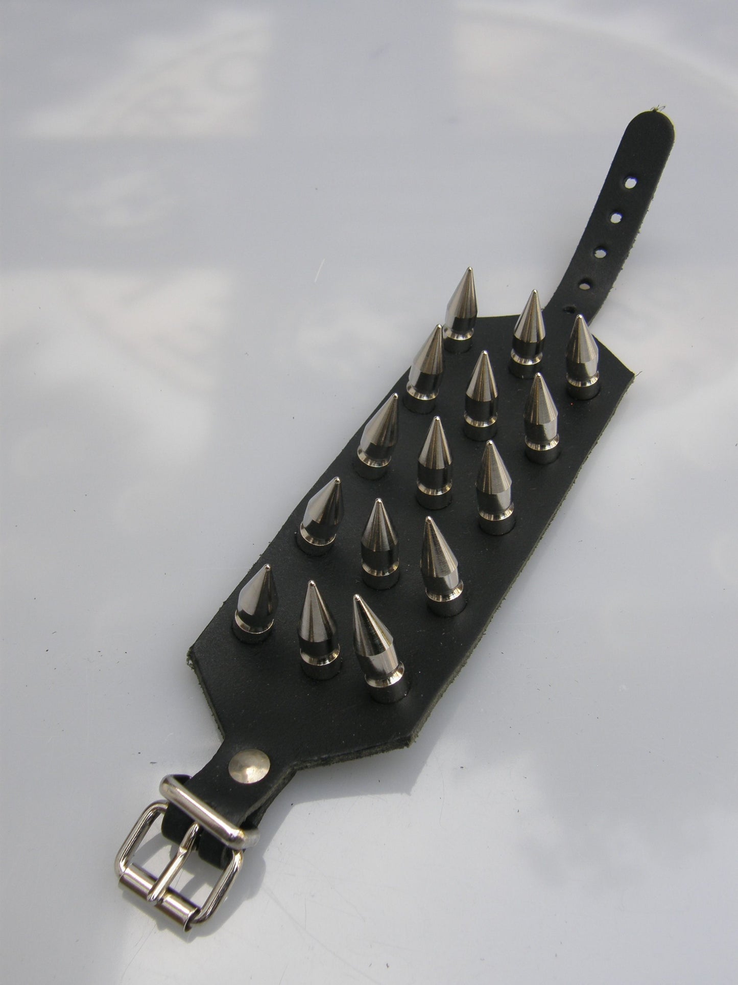 Armband 3 Row Medium Screw Spikes