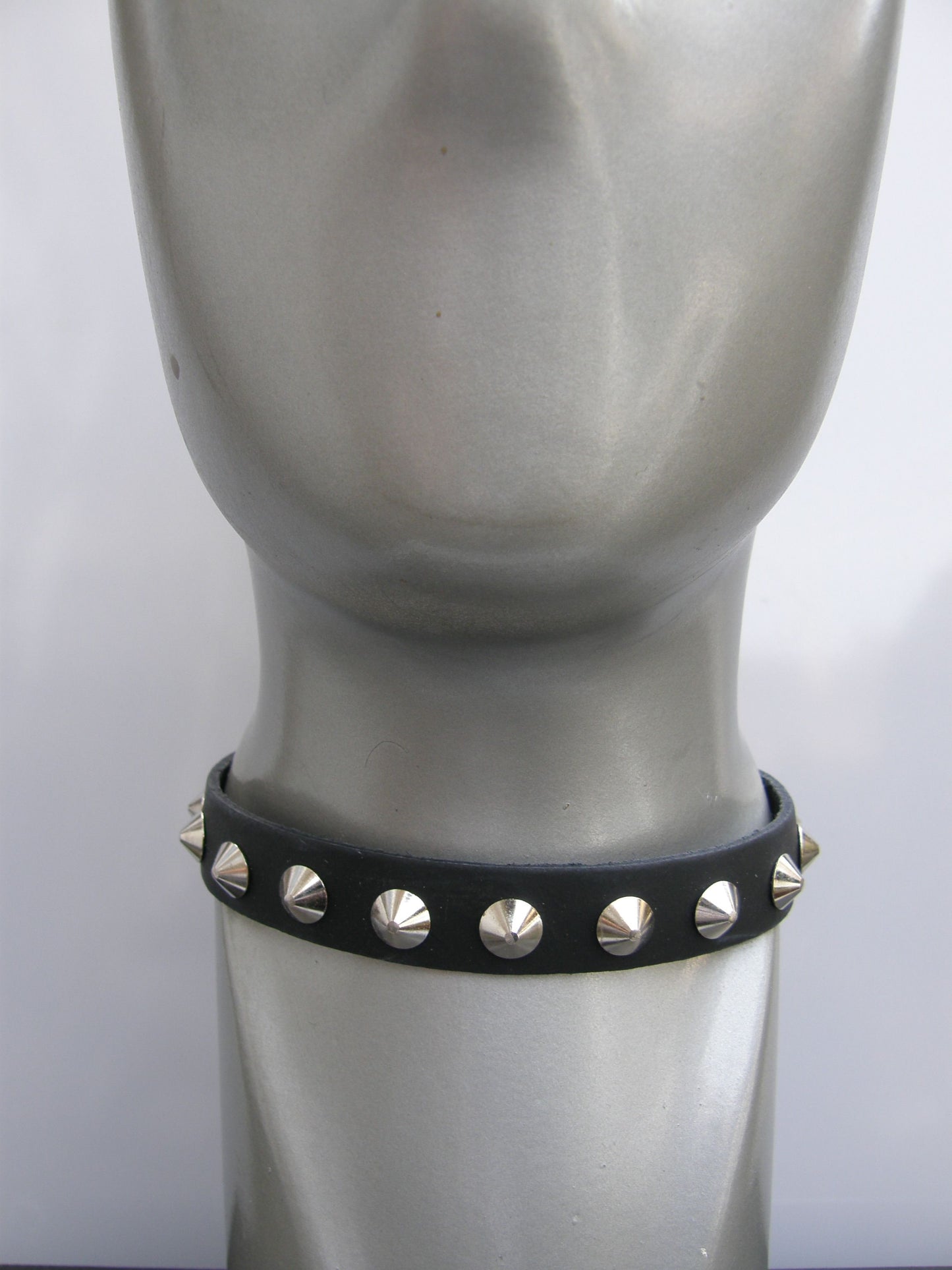 Collar 1 Row Conical Studs