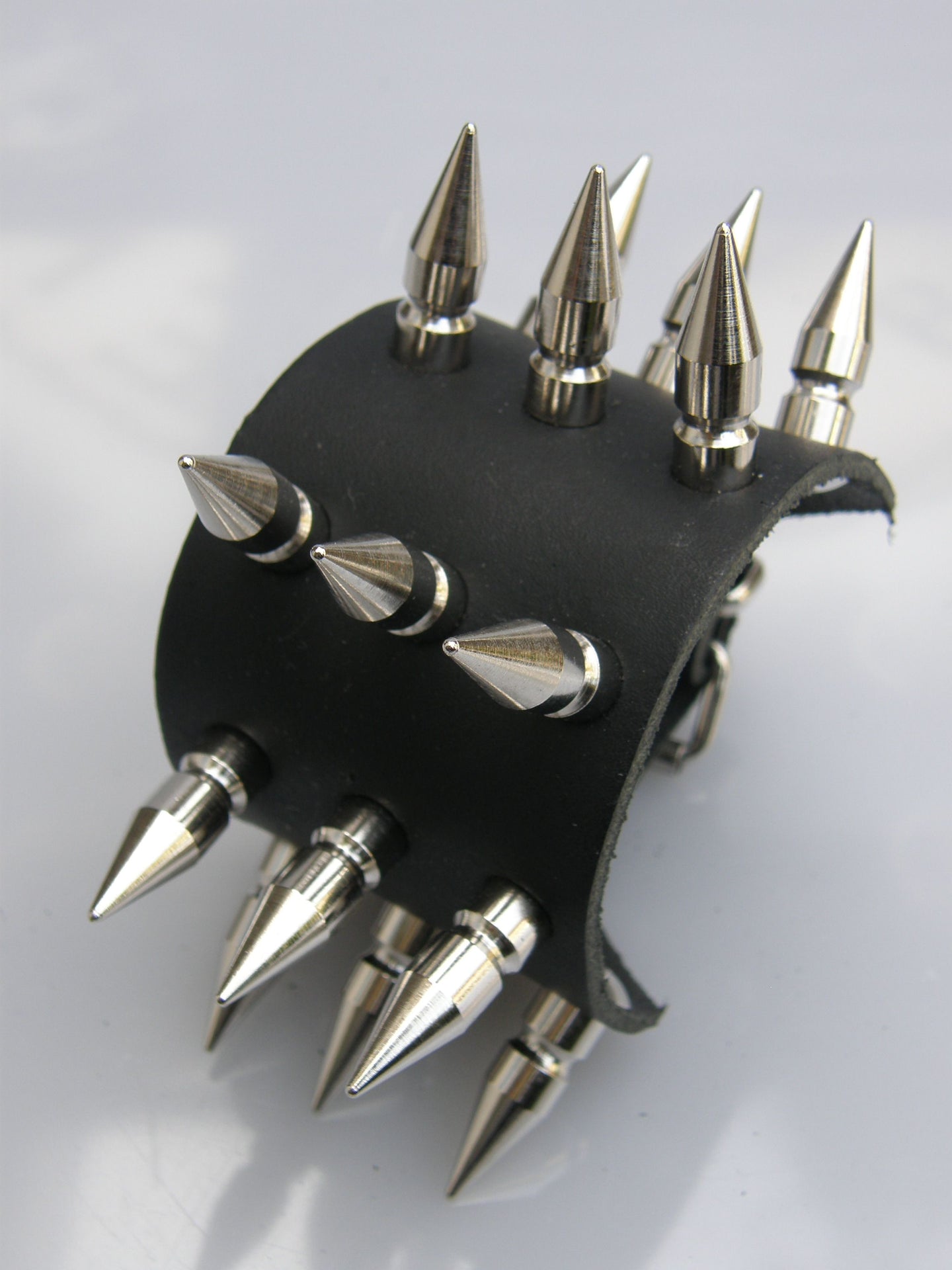 Armband 3 Row Medium Screw Spikes