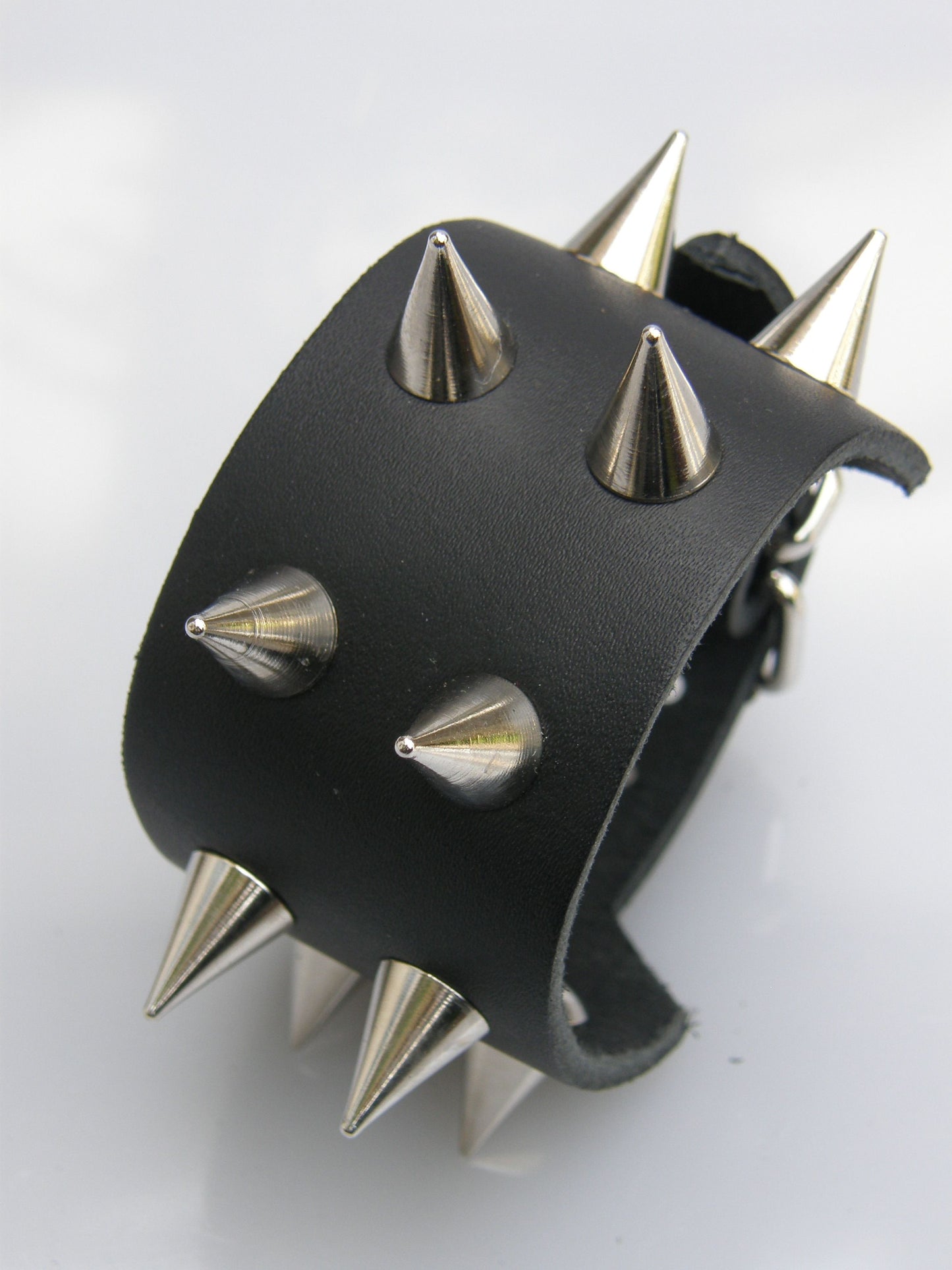 Polsband 2 Row Small Screw Cones