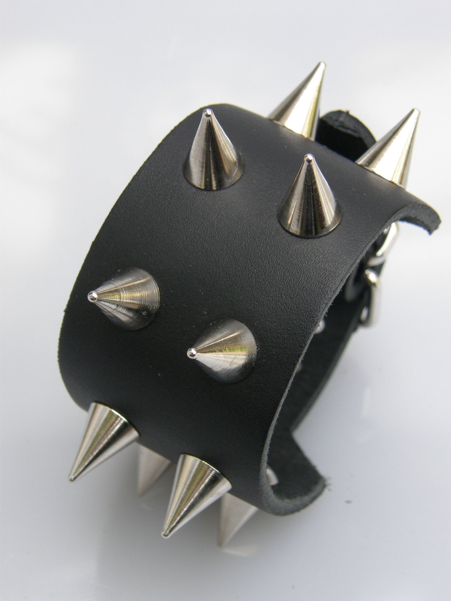 Polsband 2 Row Small Screw Cones