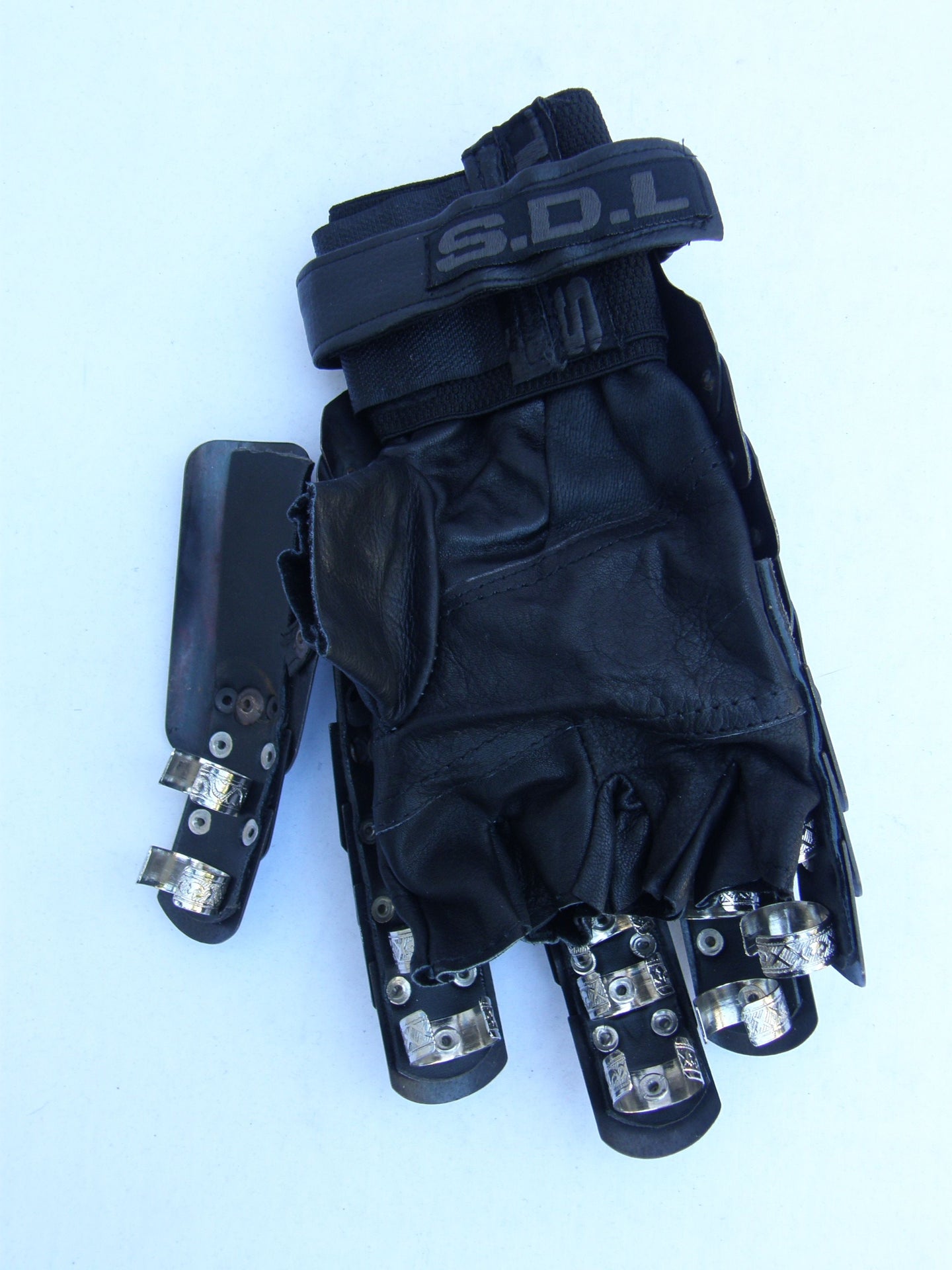 Metal Gauntlet met Handschoen (voor de linkerhand)