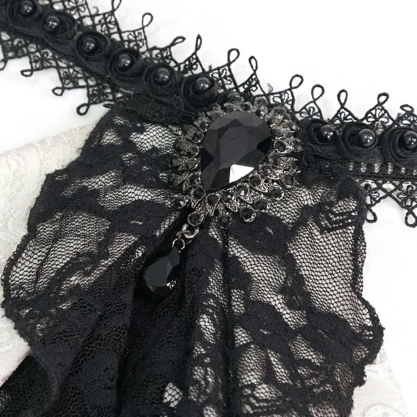 Devil Fashion Devoted Jabot Wit - Zwart