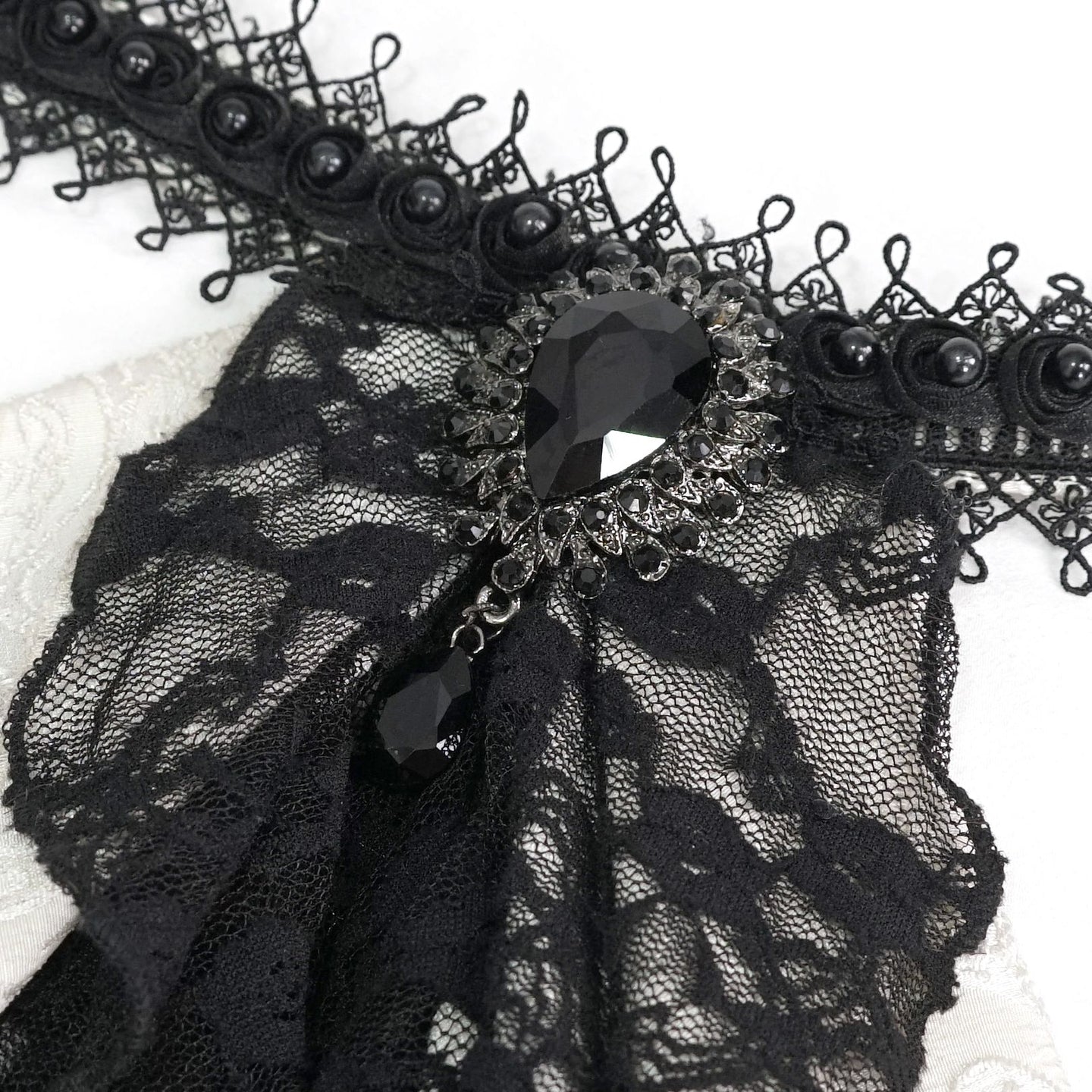 Devil Fashion Devoted Jabot Wit - Zwart