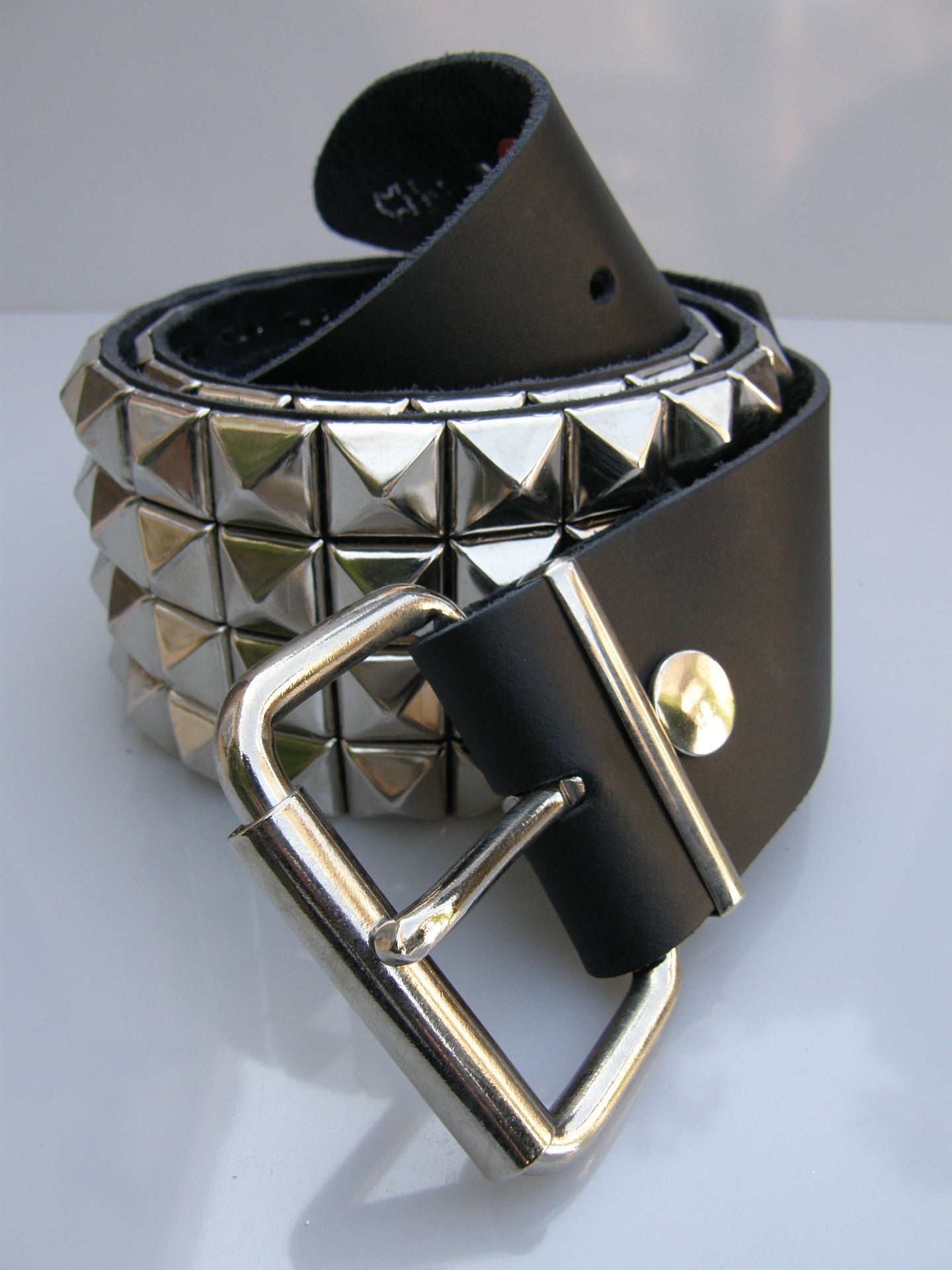 Riem 4 Row Pyramid Studs