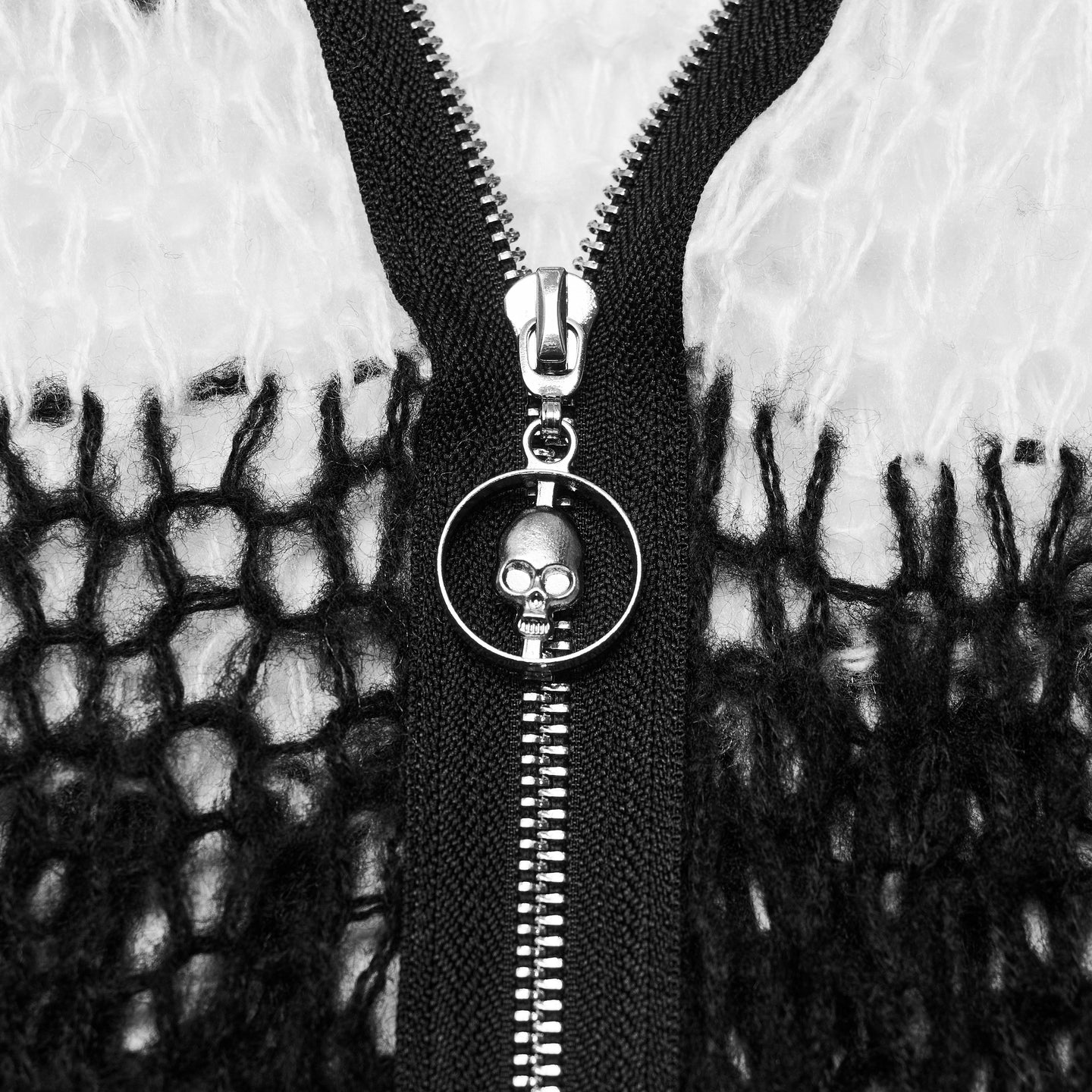 Viral Cardigan Black - White