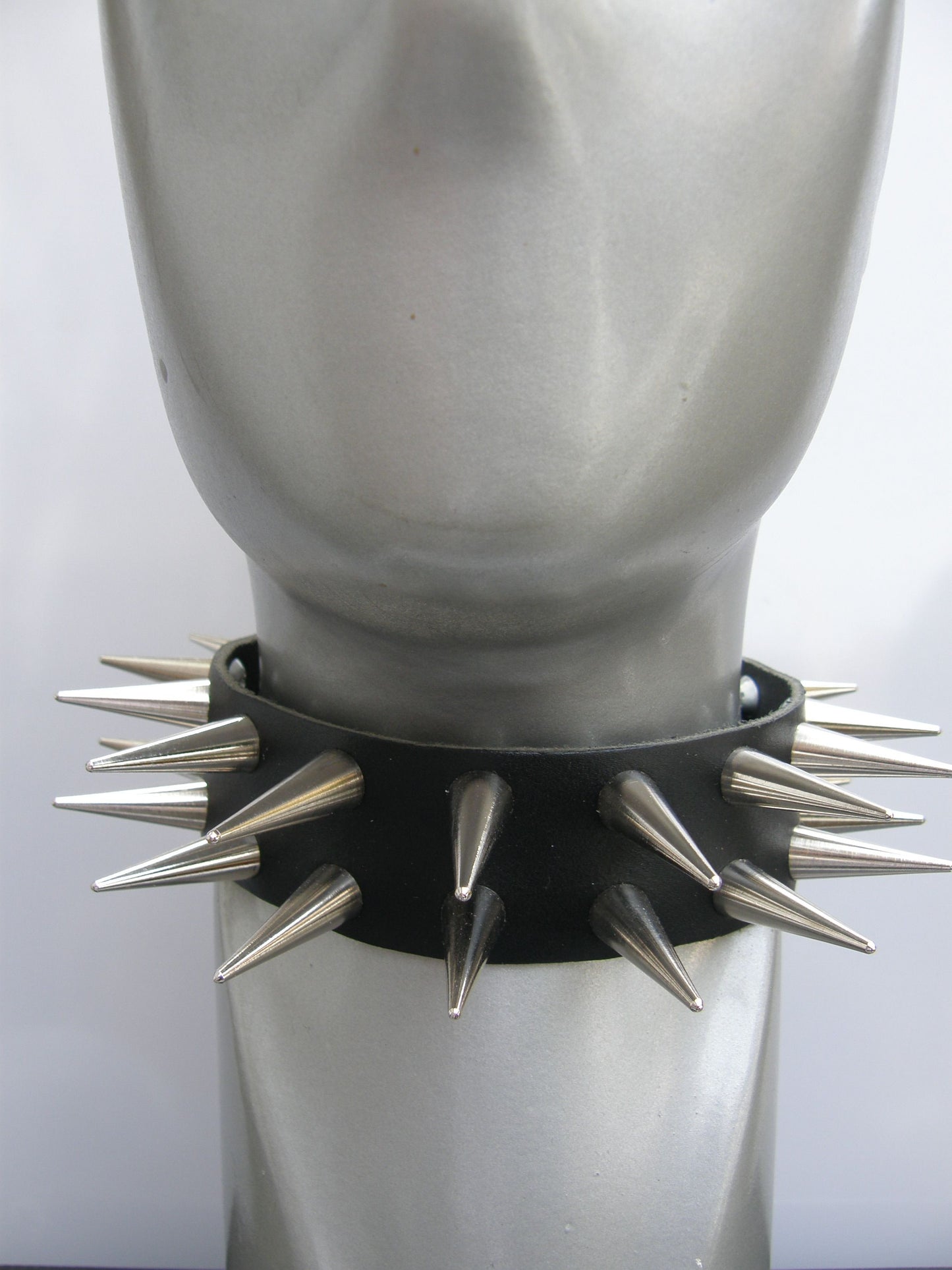 Halsband 2 Row Medium Screw Cone Studs
