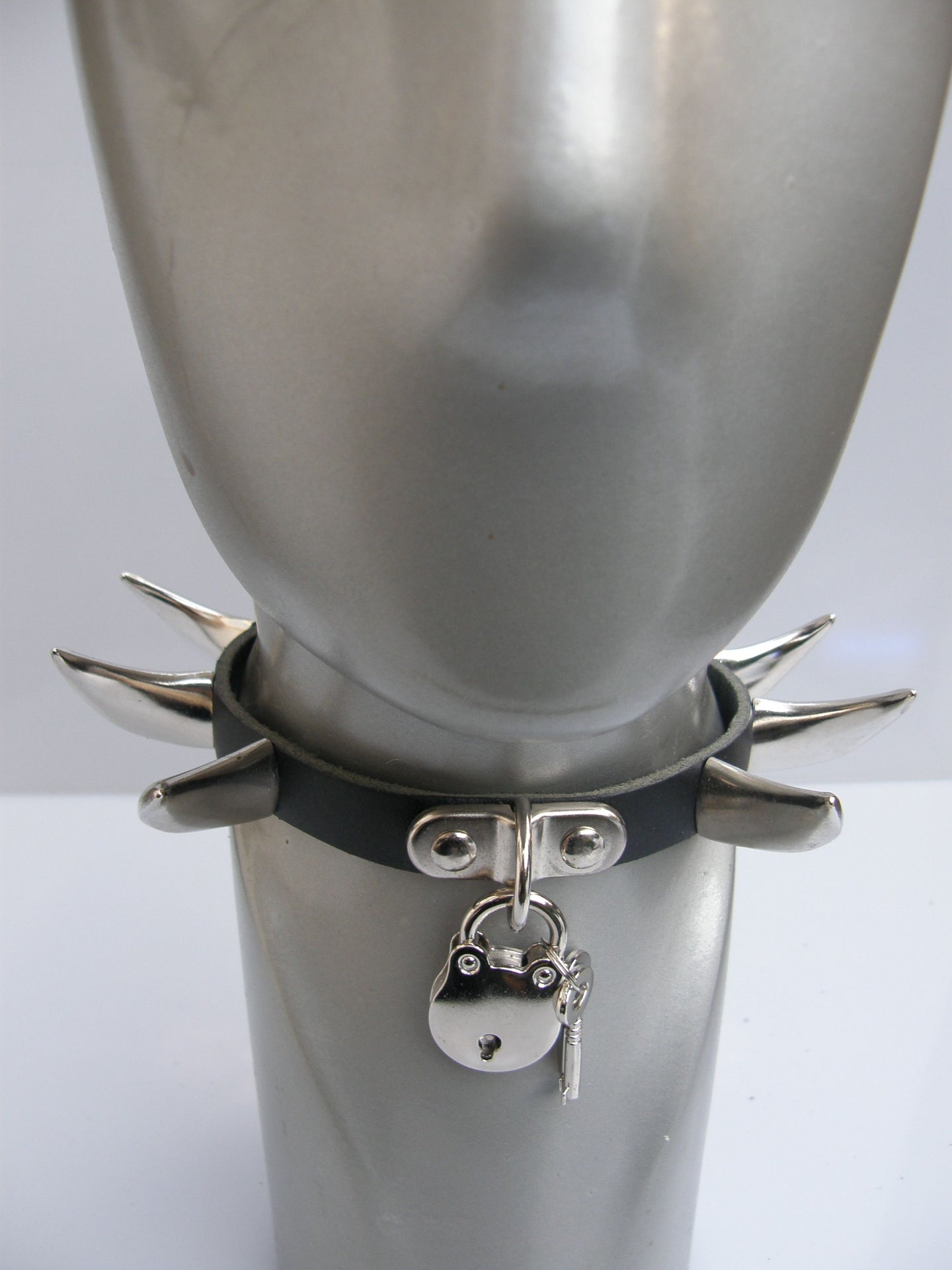 Halsband 18 mm Saber Tooth Studs and Padlock