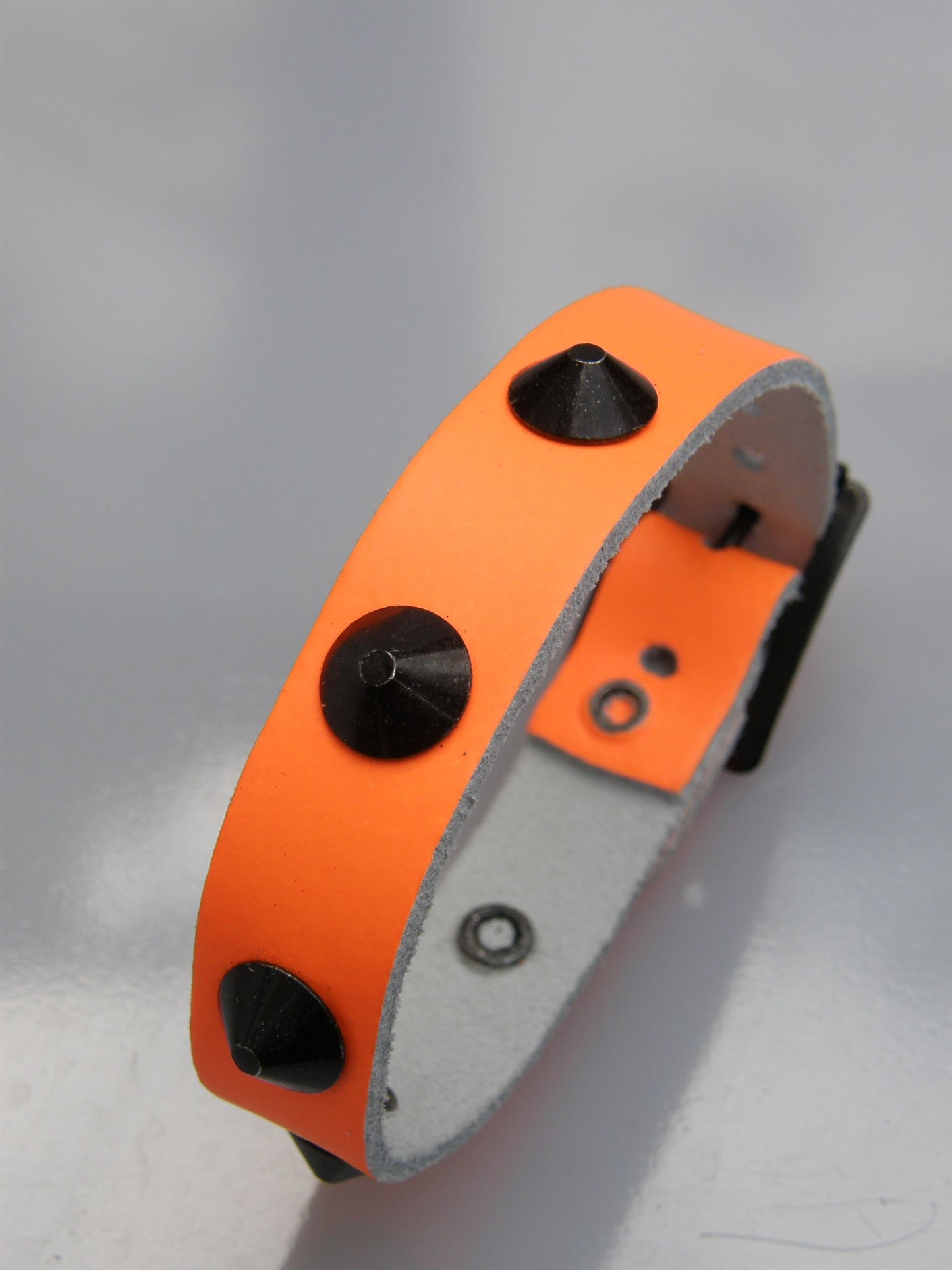 Wristband 1 Row Black Conical Studs