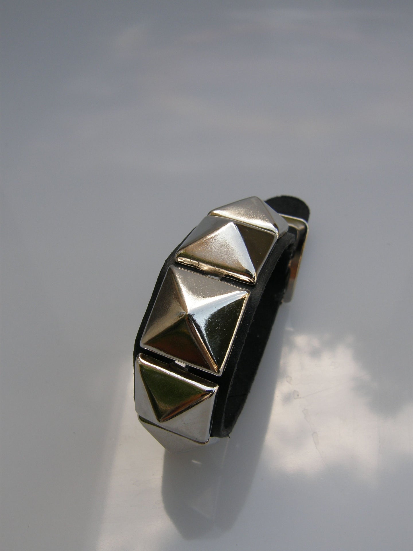 Polsband 1 Row Pyramid Studs
