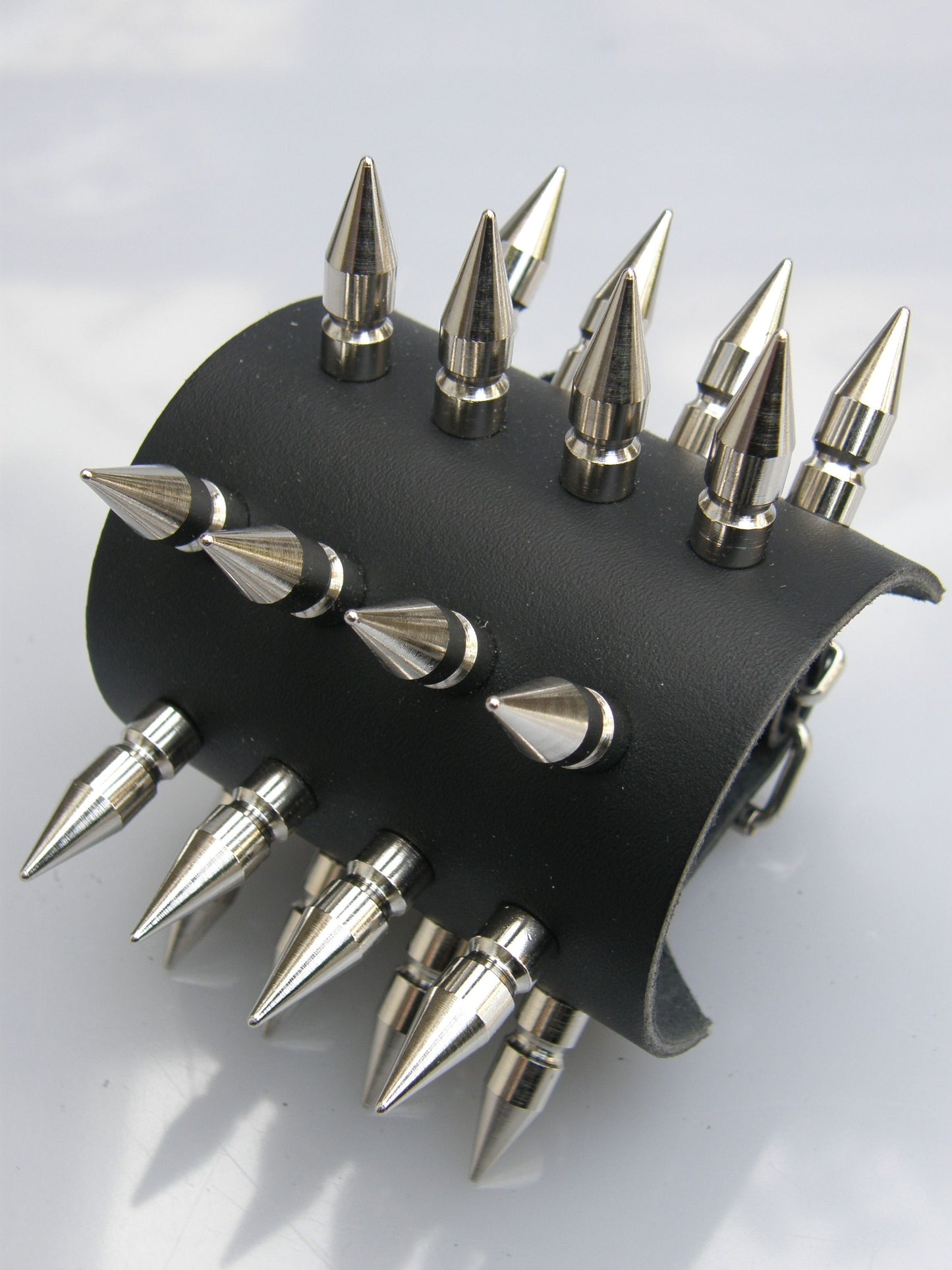 Armband 4 row medium screw spikes