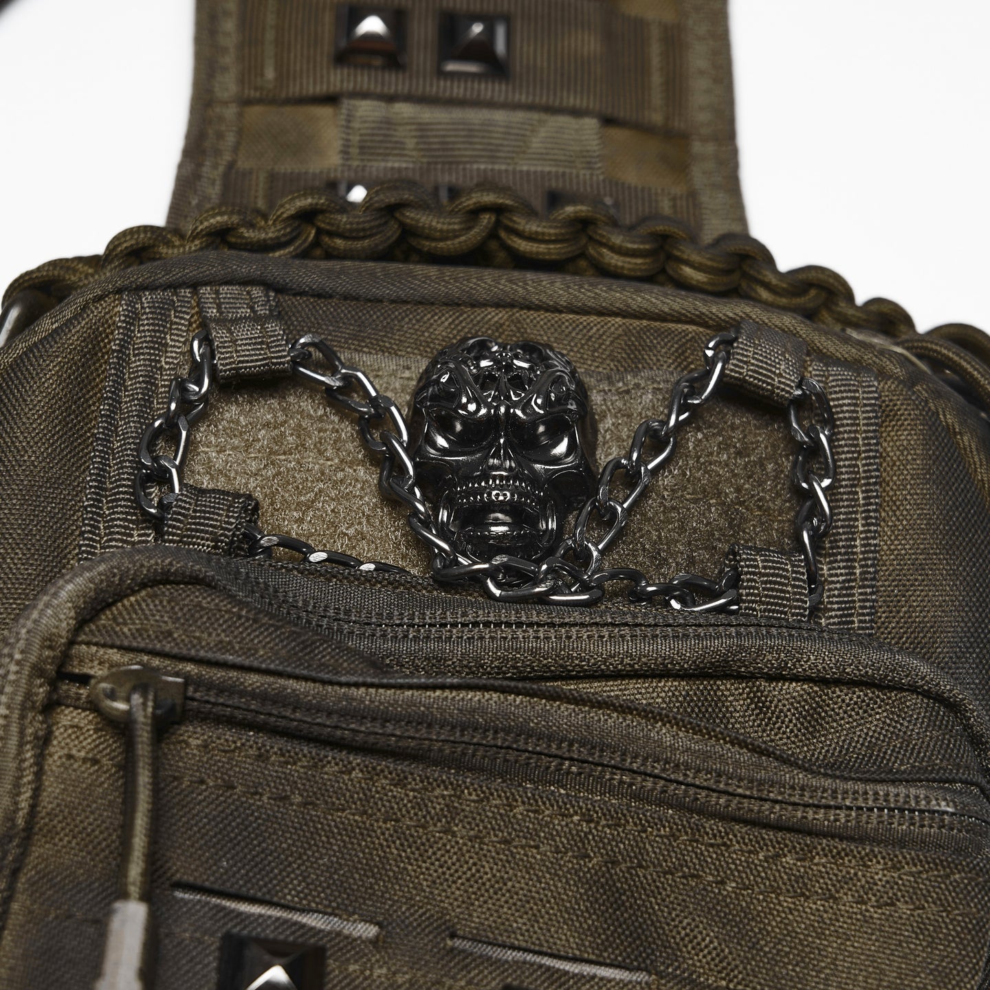 Punk Rave WS-925 khaki brown bag close-up showing the alternative metal skull rivet and chain detail.