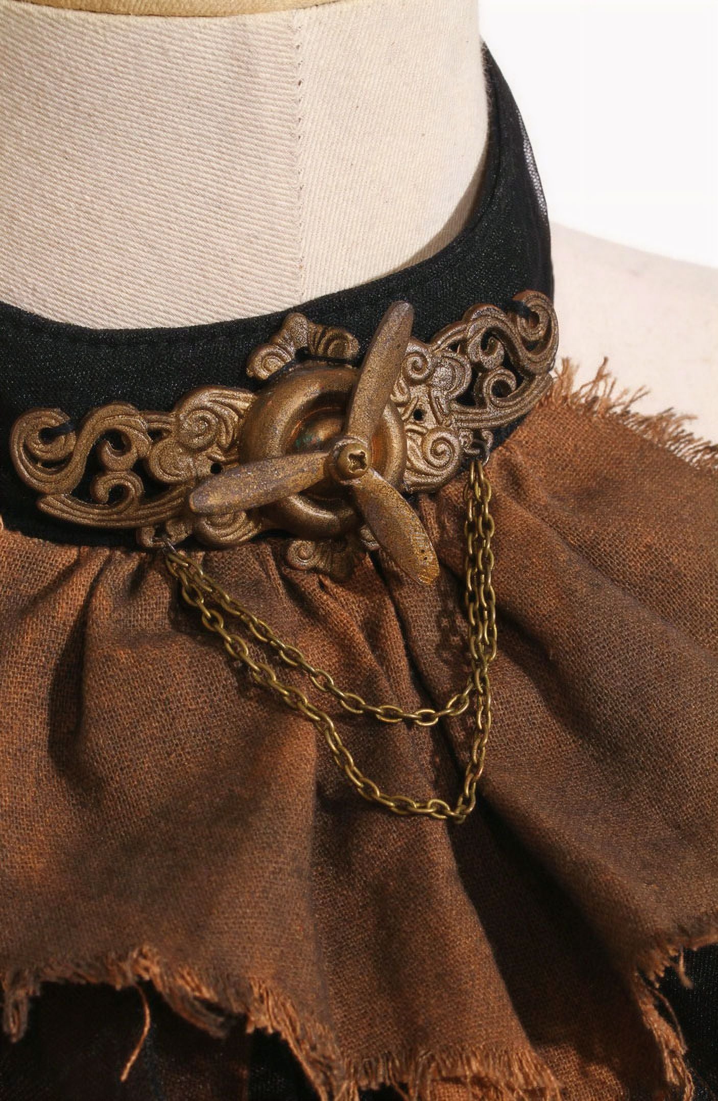 Aviator Jabot Brown/Black