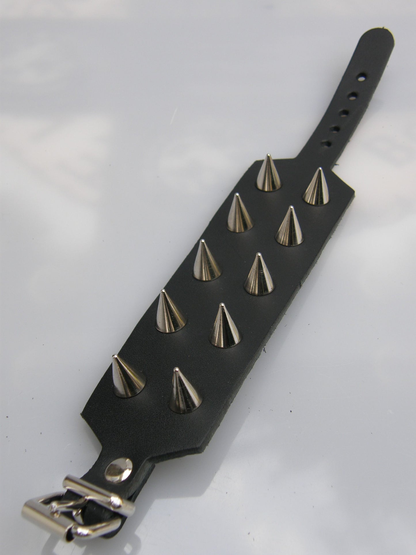Polsband 2 Row Small Screw Cones