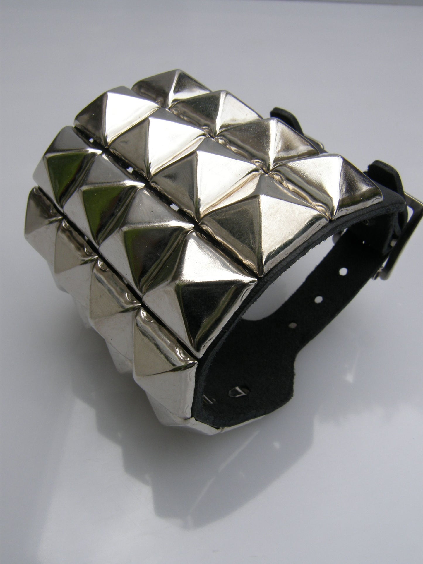 Polsband 4 Row Pyramid Studs