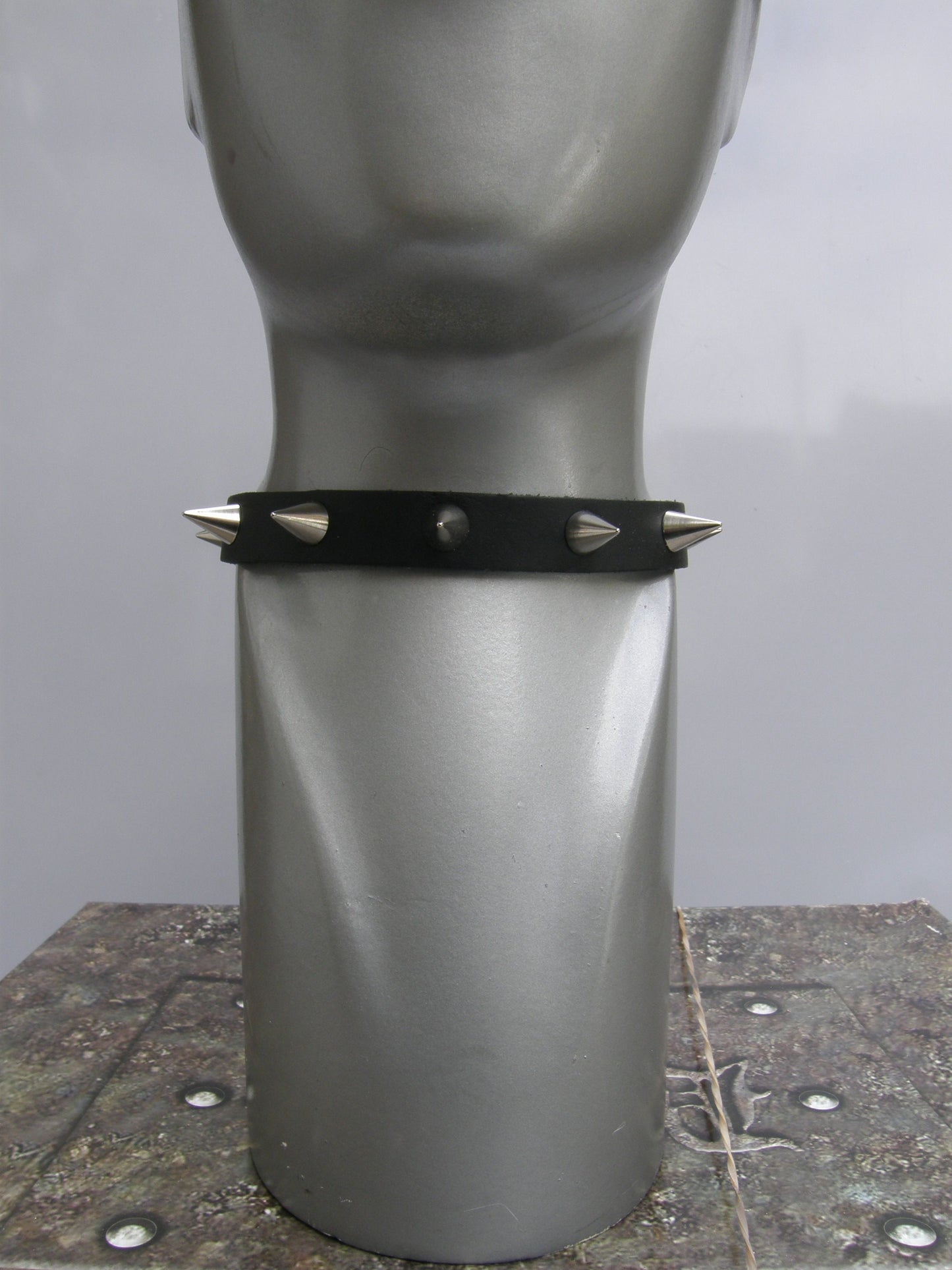 Halsband 1 Row Small Screw Cones