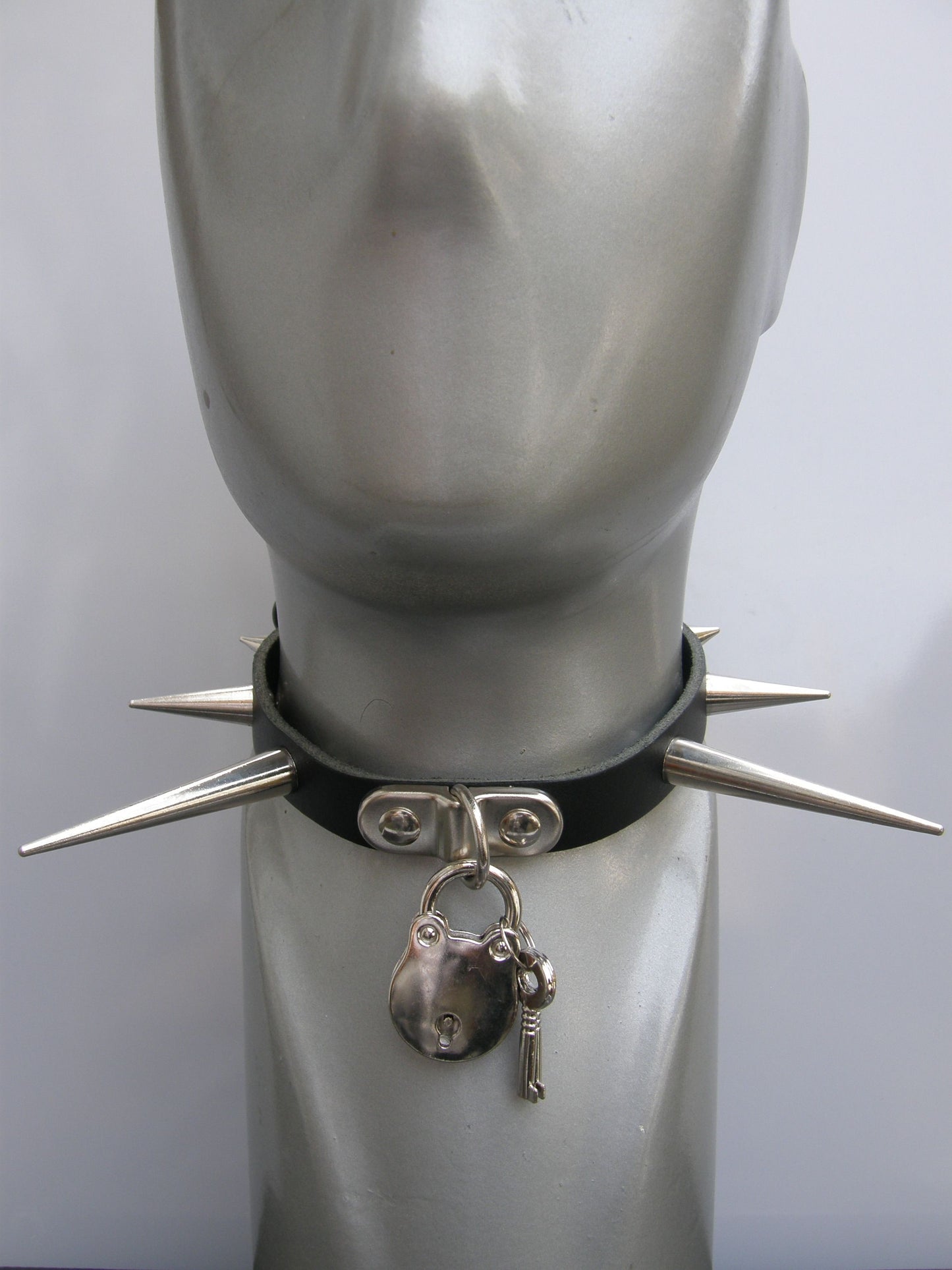 Halsband Ass. Screw Cones And Padlock